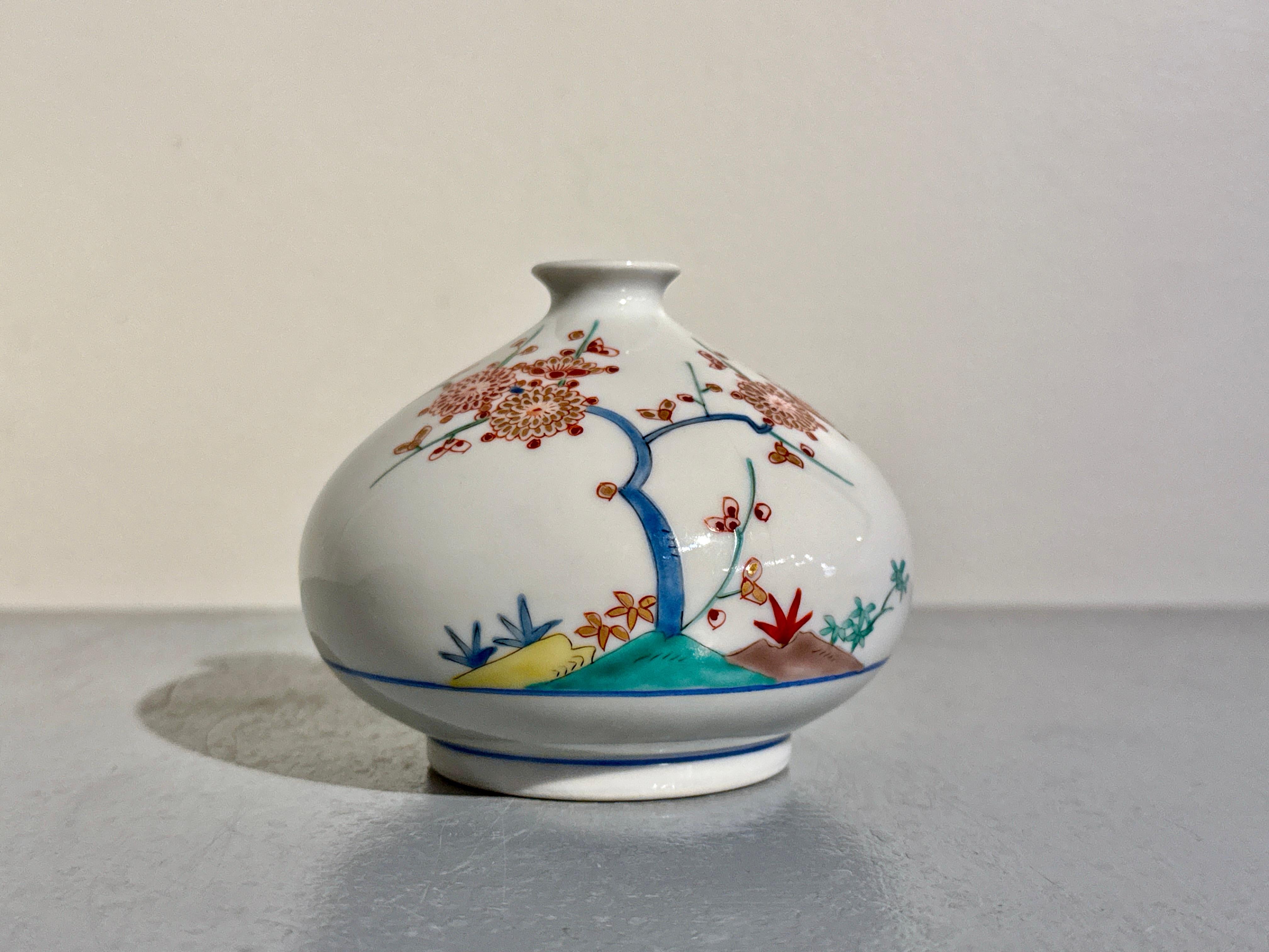 Charmante et élégante jarre ou vase à huile japonaise vintage de style Kakiemon, époque Showa, vers les années 1960 ou avant, Japon.

Le pot à huile est de forme standard, avec un corps globulaire trapu reposant sur un bord de pied surélevé et en