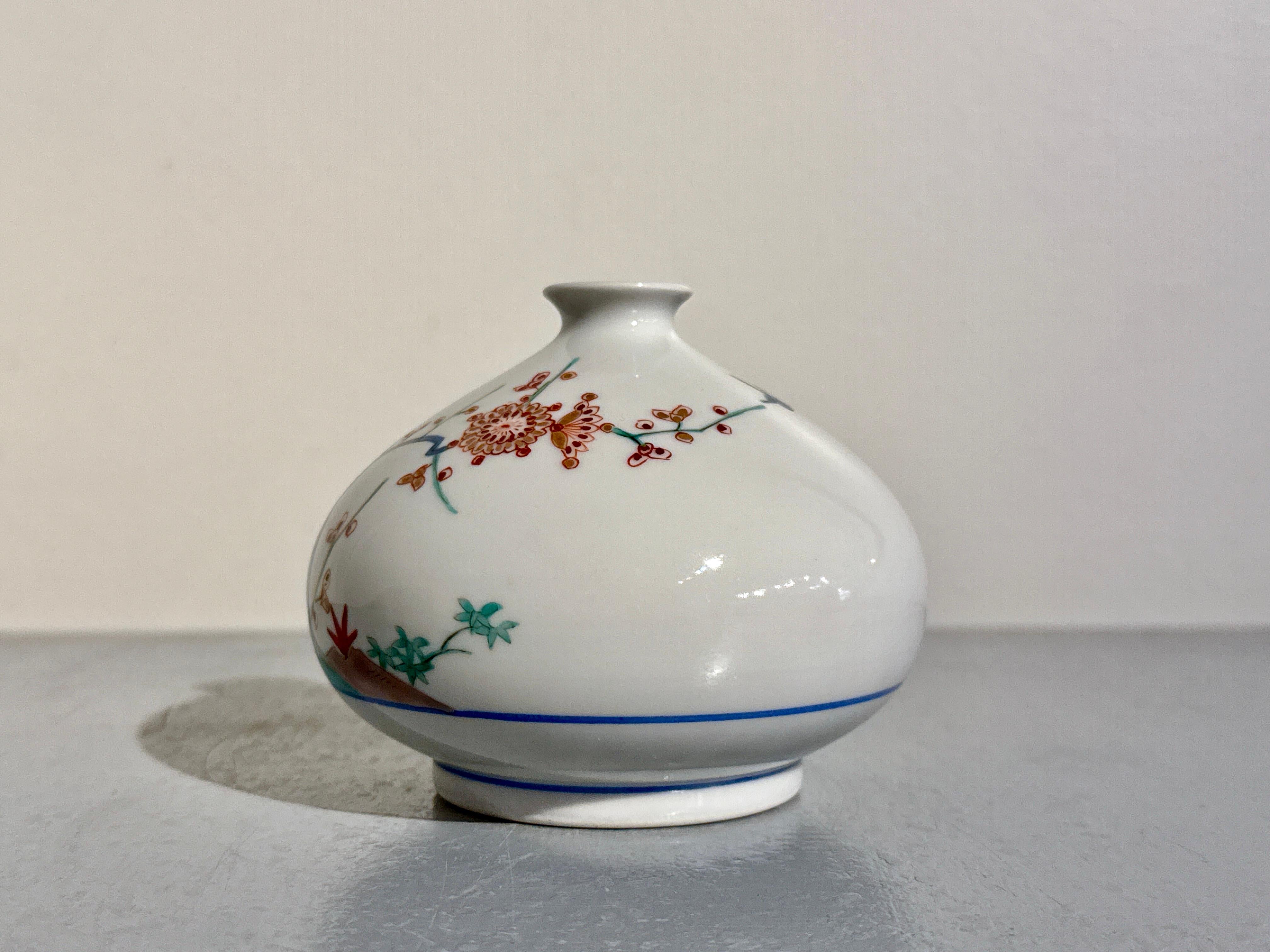 Japonais Jarre à huile japonaise vintage en porcelaine de style Kakiemon, époque Showa, circa 1960's en vente
