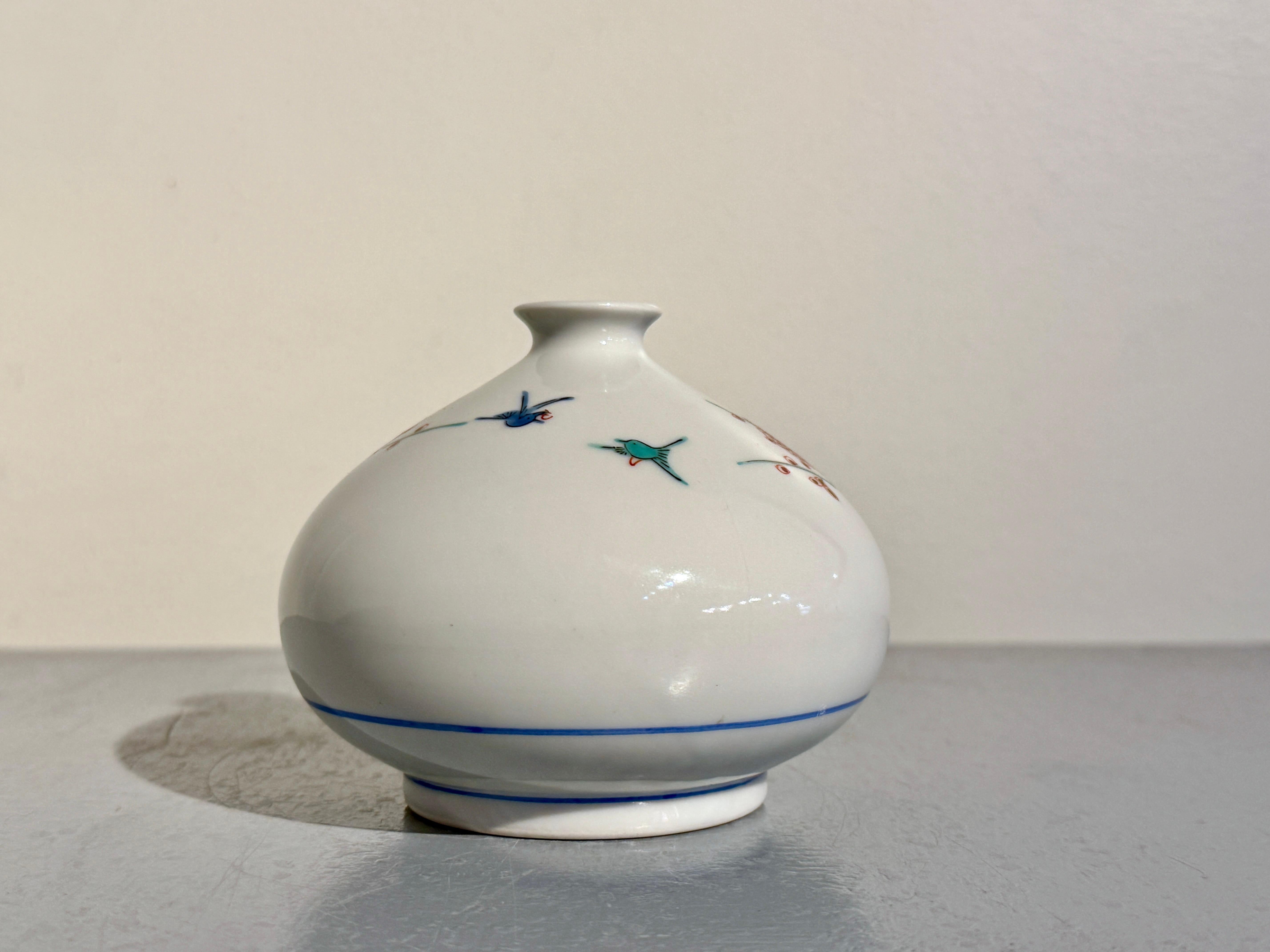 Vernissé Jarre à huile japonaise vintage en porcelaine de style Kakiemon, époque Showa, circa 1960's en vente