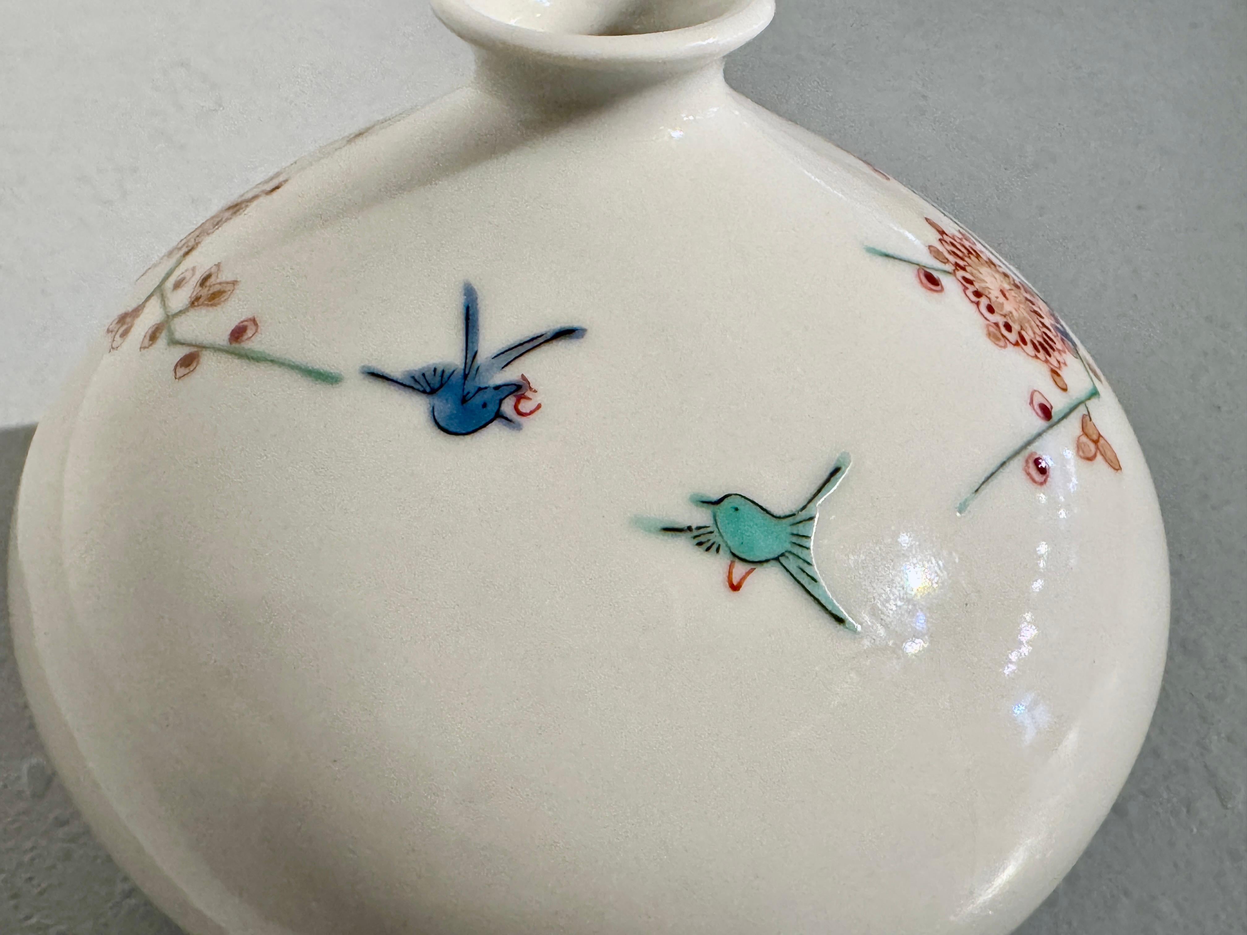 Porcelaine Jarre à huile japonaise vintage en porcelaine de style Kakiemon, époque Showa, circa 1960's en vente