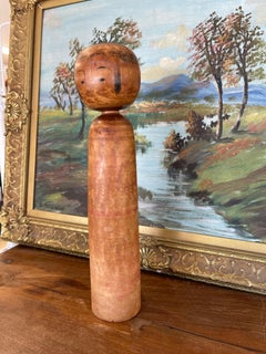 Poupée kokeshi japonaise vintage ornée de motifs floraux peints à la main.