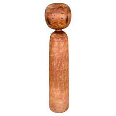 Poupée kokeshi japonaise vintage ornée de motifs floraux peints à la main.