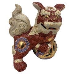 Japanische Kutani-Statue eines bunten verschnörkelten Foo-Hundes, Vintage