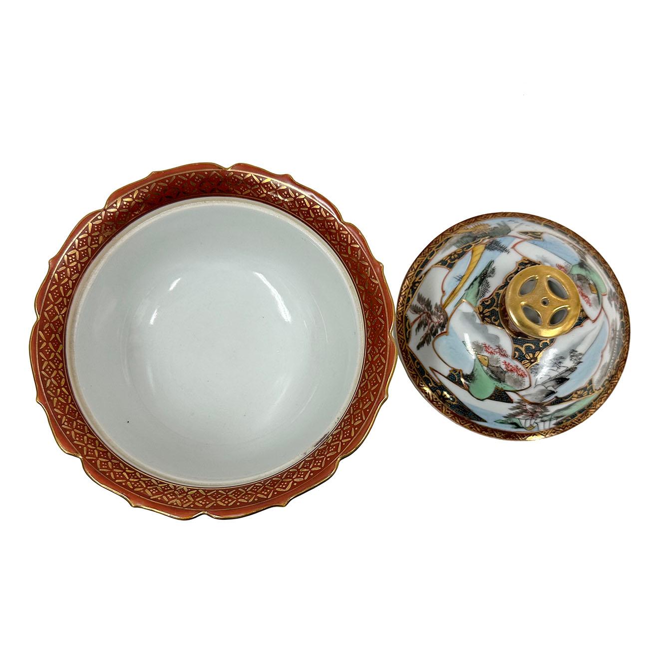 

Ce magnifique bol en porcelaine japonaise Kutani a été fabriqué à la main dans les années 1950. Il est orné d'images peintes à la main représentant des paysages, des temples, etc. et rehaussées d'or sur le bord du bol et le couvercle. Très unique.
