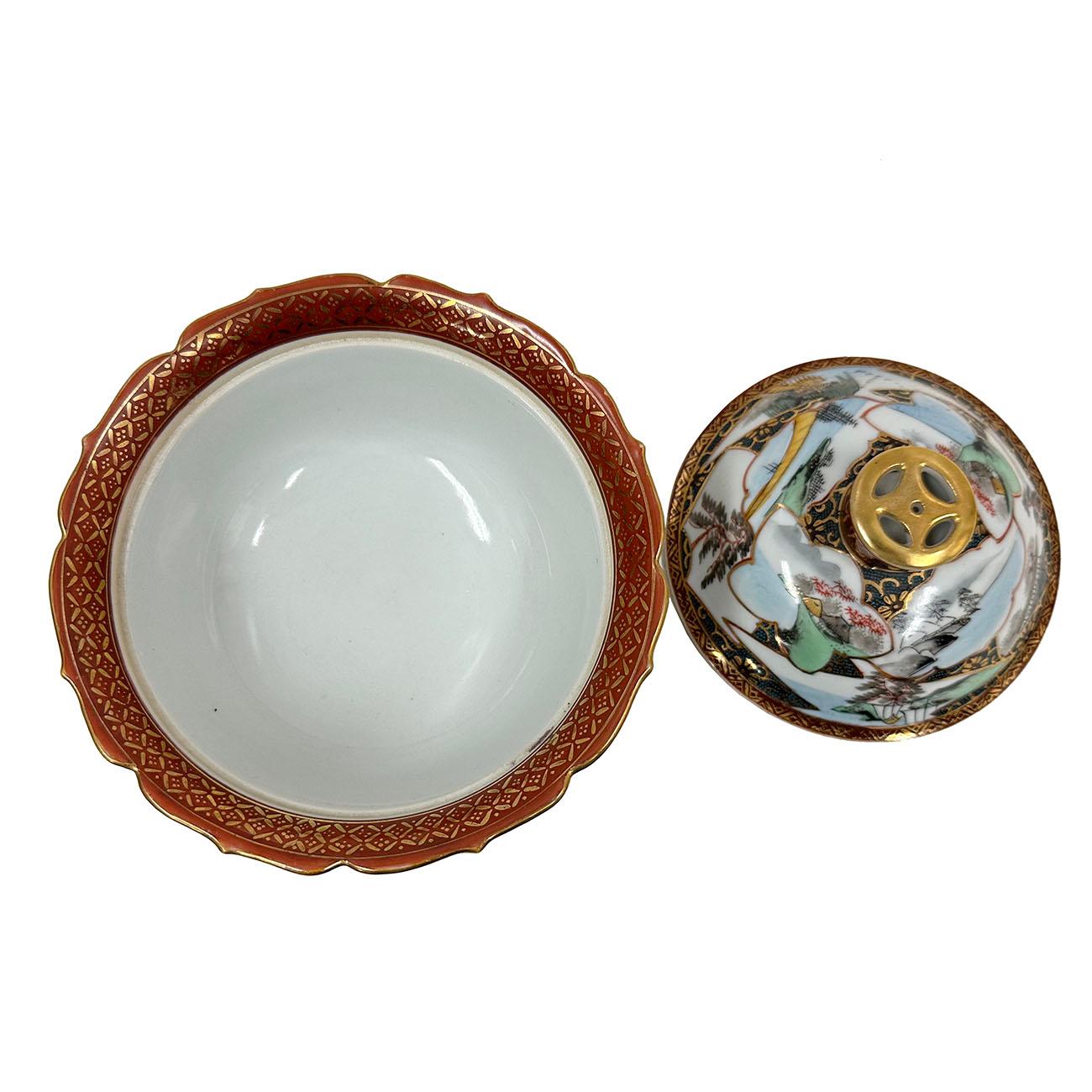 

Ce magnifique bol en porcelaine japonaise Kutani a été fabriqué à la main dans les années 1950. Il est orné d'images peintes à la main représentant des paysages, des temples, etc. et rehaussées d'or sur le bord du bol et le couvercle. Très unique.