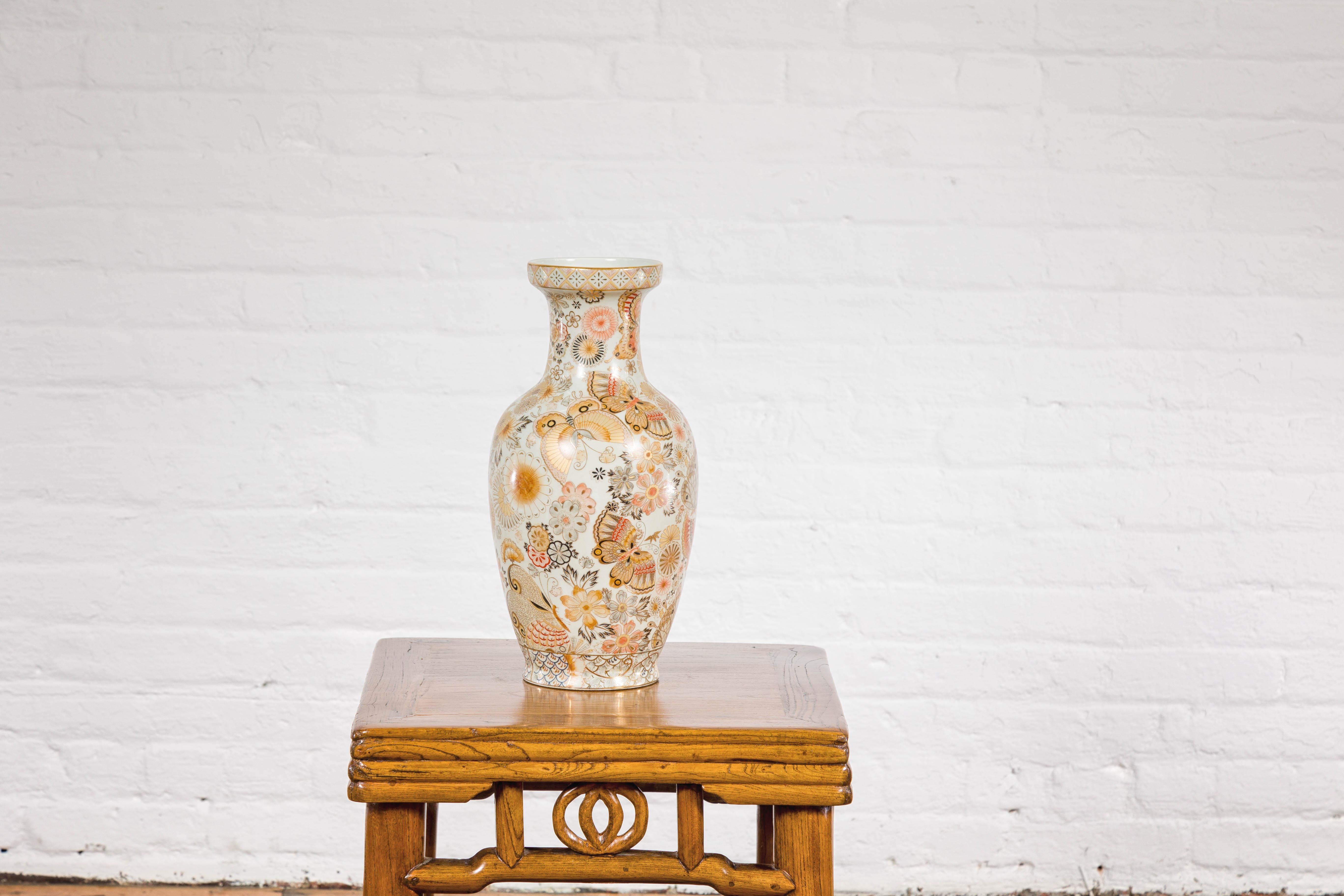 Vaso giapponese d'epoca in stile Kutani con fiori e farfalle, arancione e oro in vendita 5