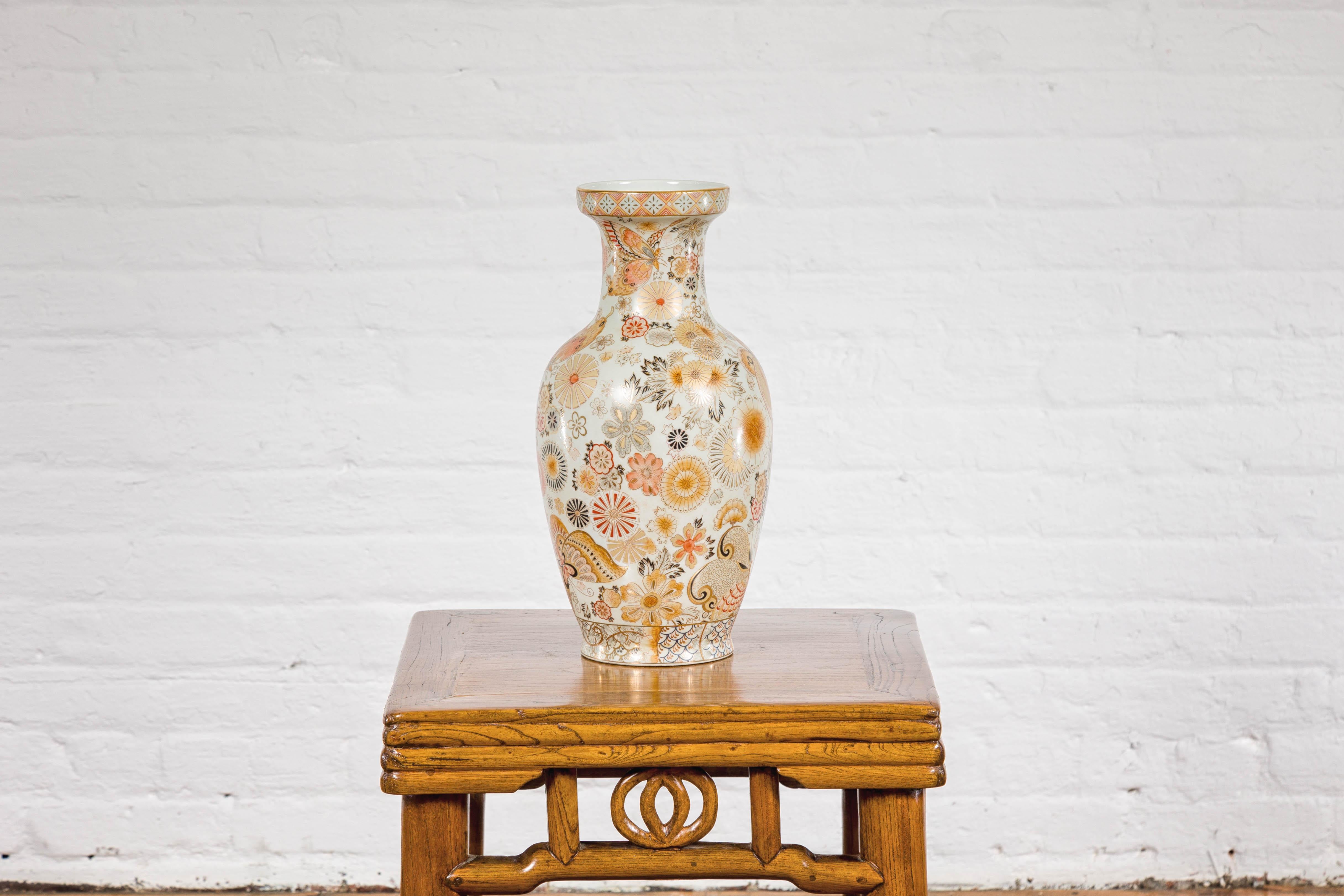 Vaso giapponese d'epoca in stile Kutani con fiori e farfalle, arancione e oro in vendita 6