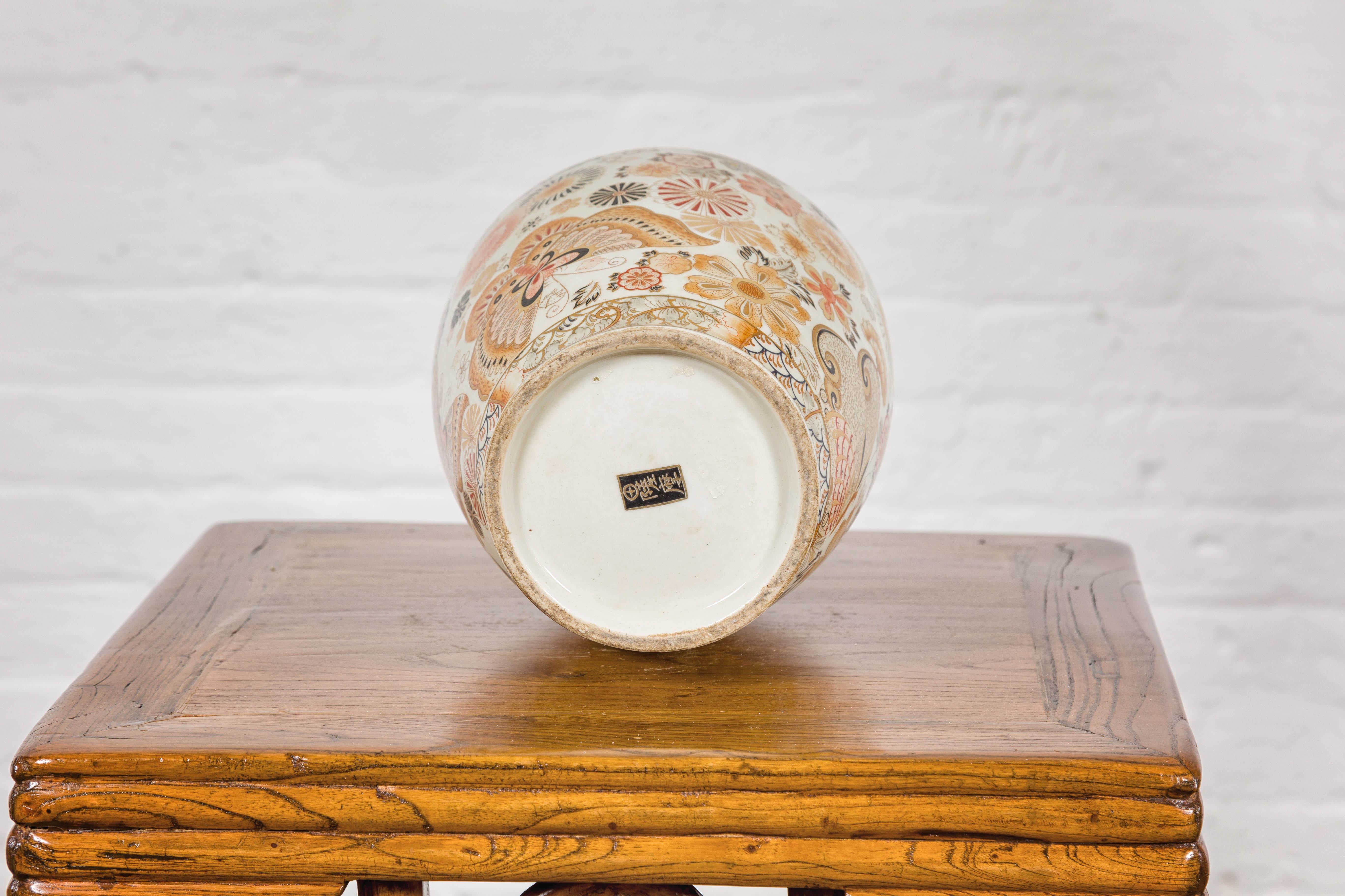 Vaso giapponese d'epoca in stile Kutani con fiori e farfalle, arancione e oro in vendita 8