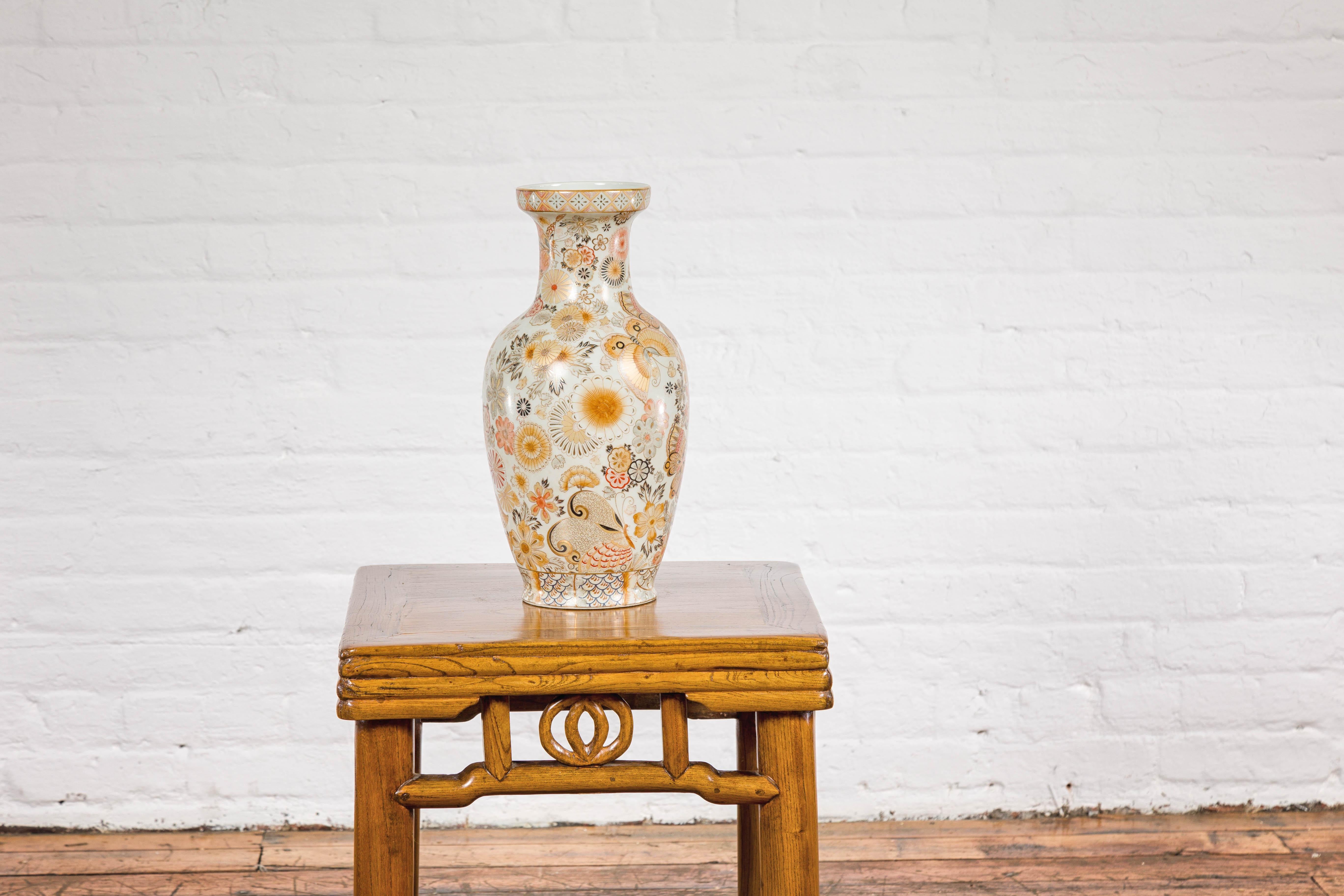 Cinese Vaso giapponese d'epoca in stile Kutani con fiori e farfalle, arancione e oro in vendita