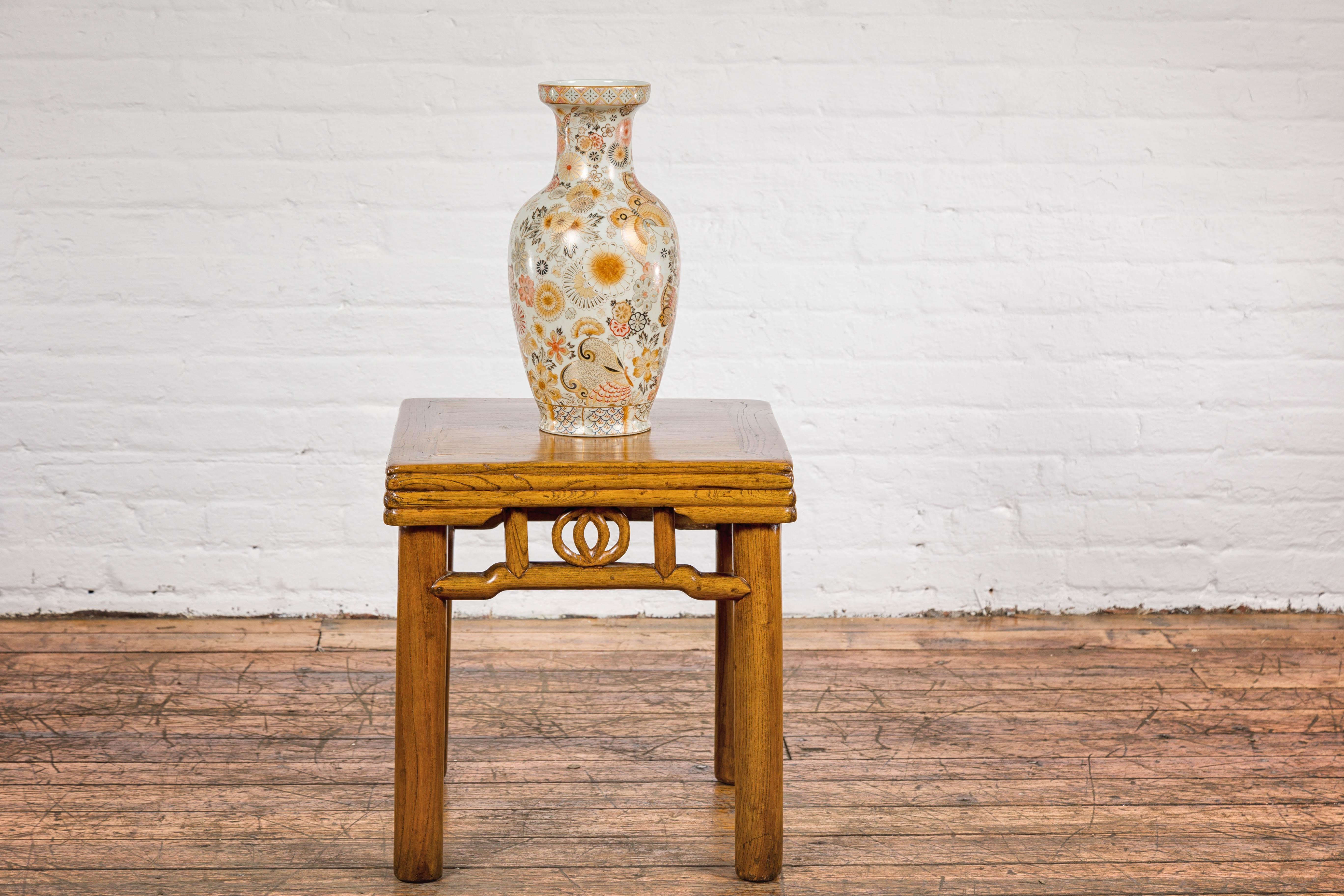 Vaso giapponese d'epoca in stile Kutani con fiori e farfalle, arancione e oro In condizioni buone in vendita a Yonkers, NY