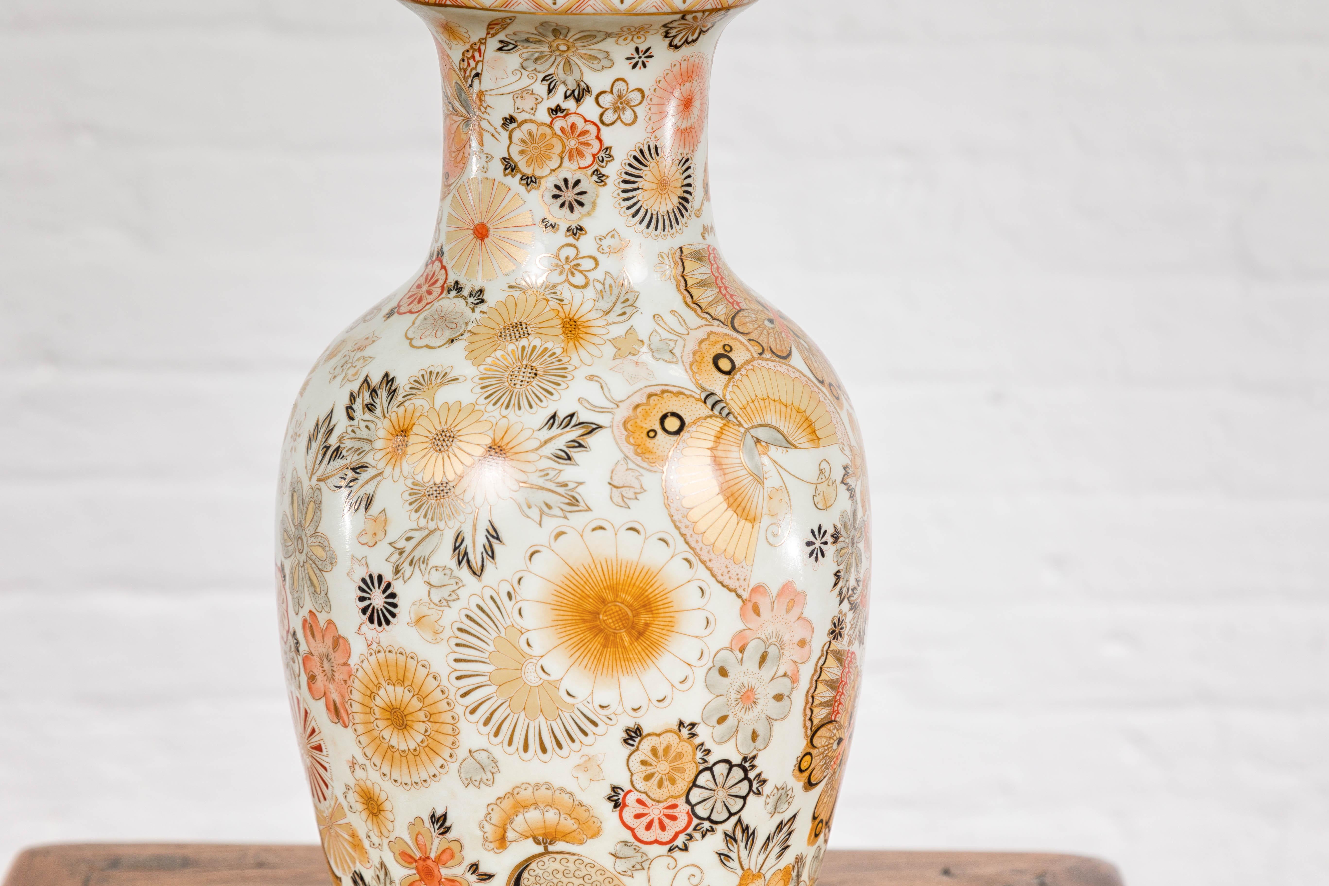 Porcellana Vaso giapponese d'epoca in stile Kutani con fiori e farfalle, arancione e oro in vendita