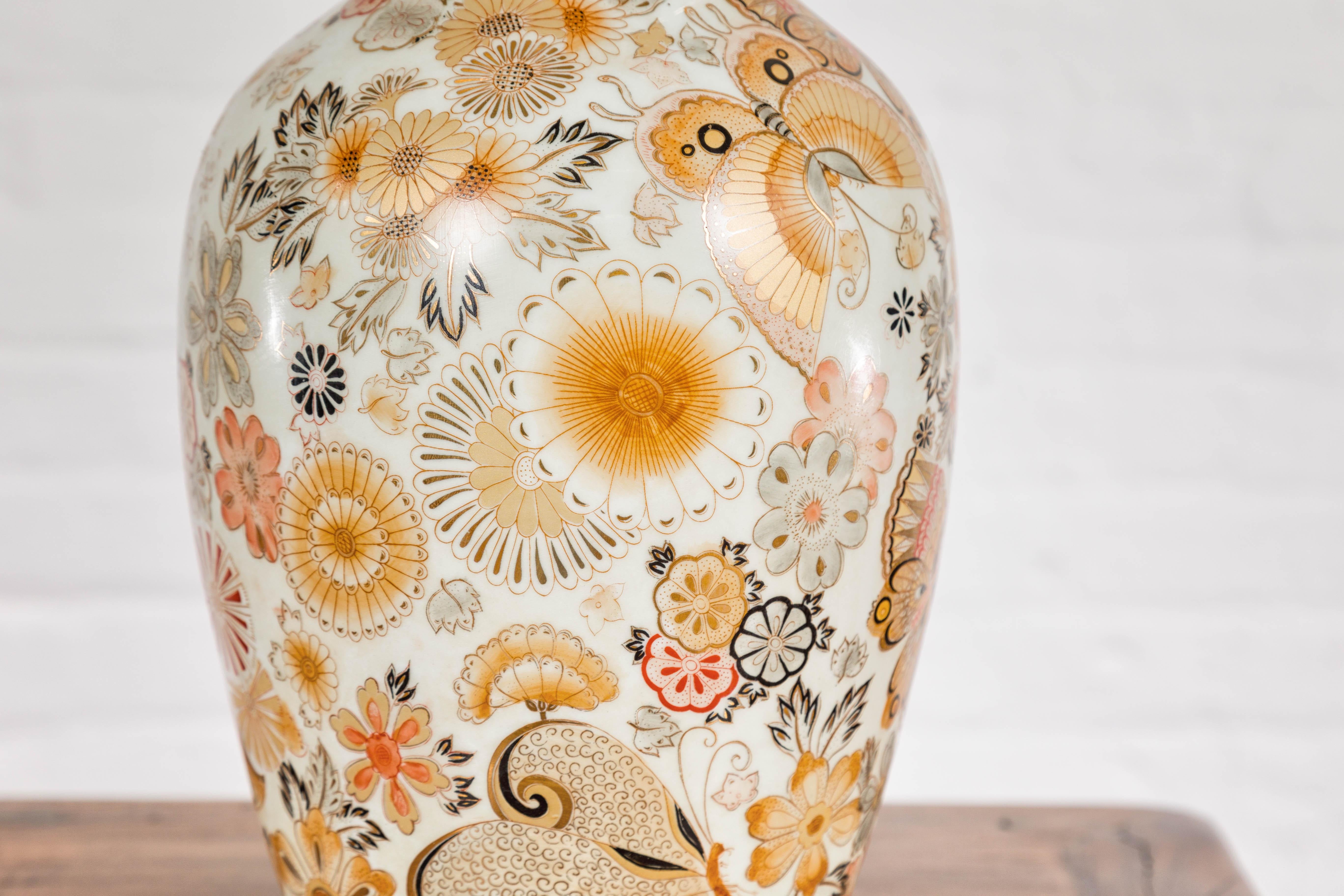 Vaso giapponese d'epoca in stile Kutani con fiori e farfalle, arancione e oro in vendita 1