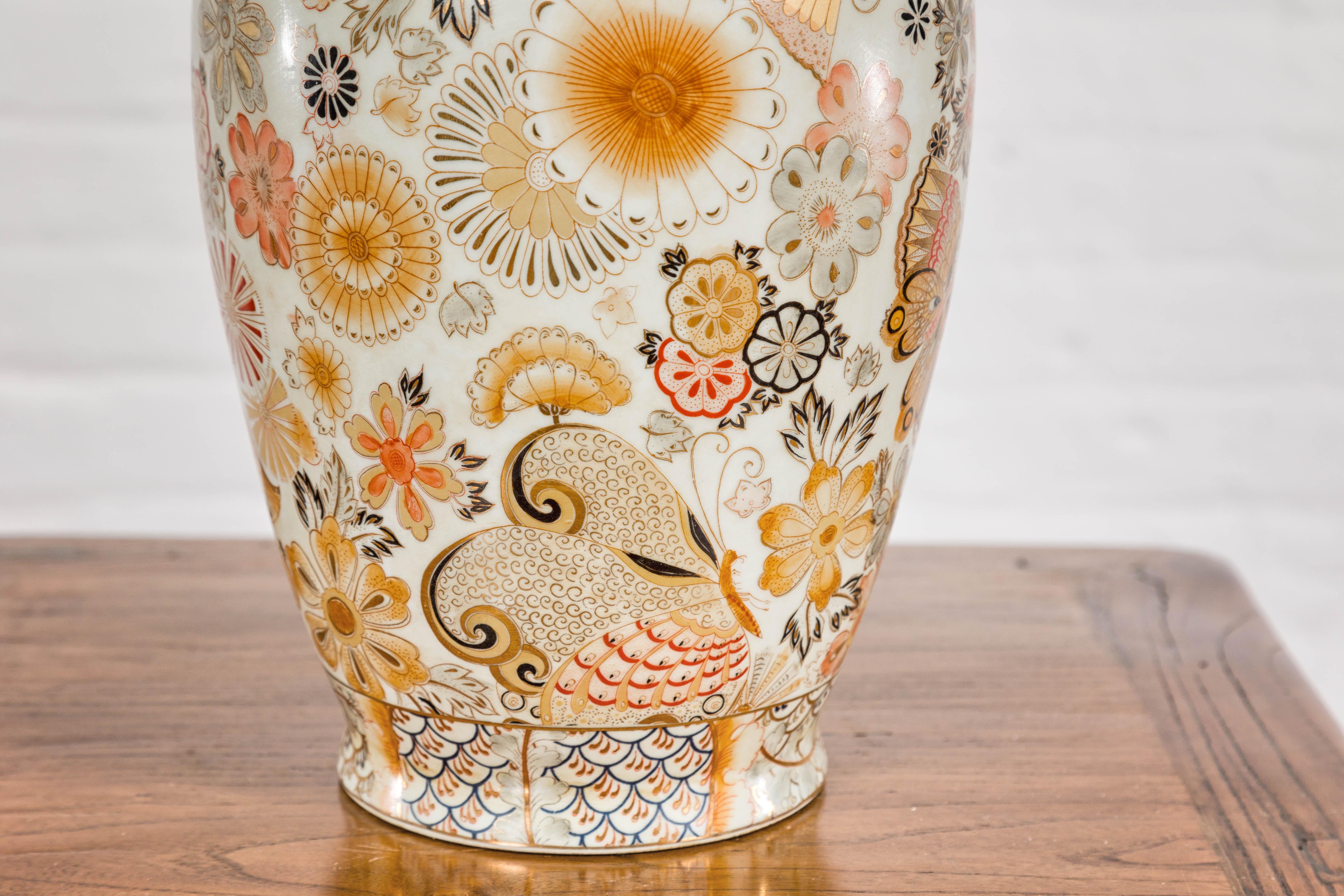 Vaso giapponese d'epoca in stile Kutani con fiori e farfalle, arancione e oro in vendita 2