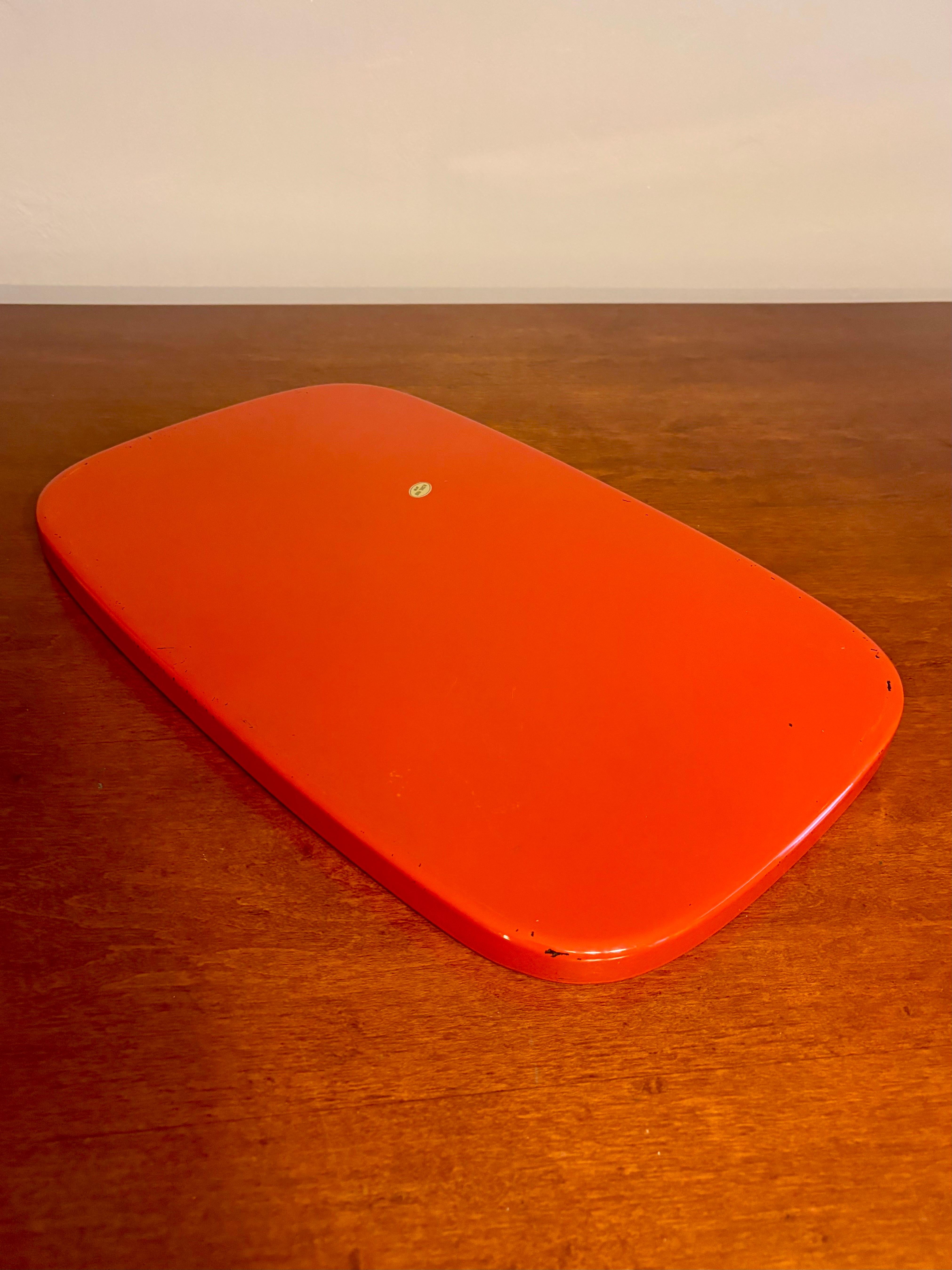 Vintage-Tablett aus japanischem Lack mit goldenem Chrysanthemen-Motiv, 1960er Jahre im Zustand „Gut“ im Angebot in Delray Beach, FL