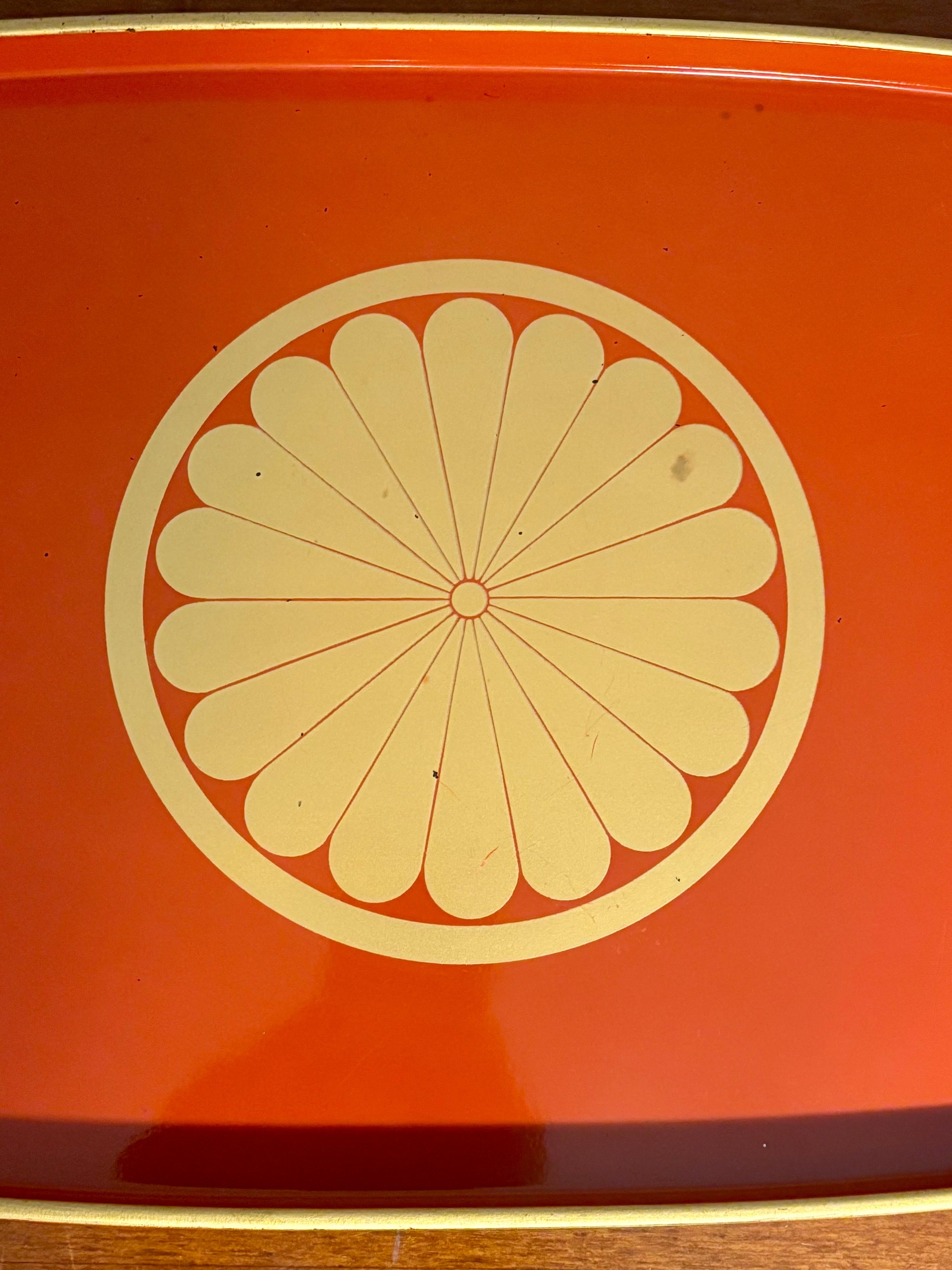 Vintage-Tablett aus japanischem Lack mit goldenem Chrysanthemen-Motiv, 1960er Jahre (20. Jahrhundert) im Angebot