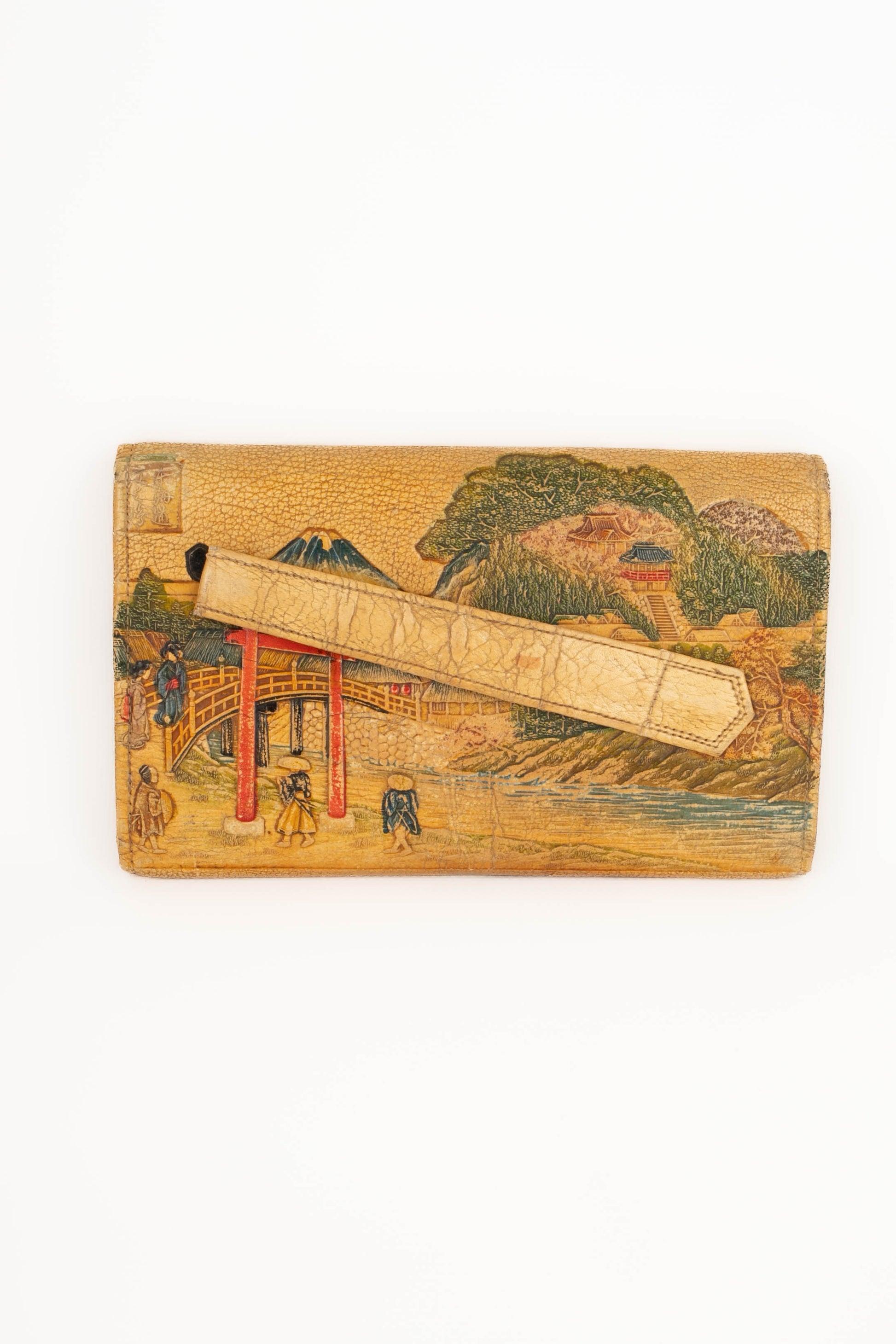 Unknown - Leather handbag hand-painted and with relief. Bone fastener representing the three wise monkeys. Silk interior. Japanese work from the 1920s/1930s. To be mentioned, worn marks inside.

Additional information:
Condition: Decent