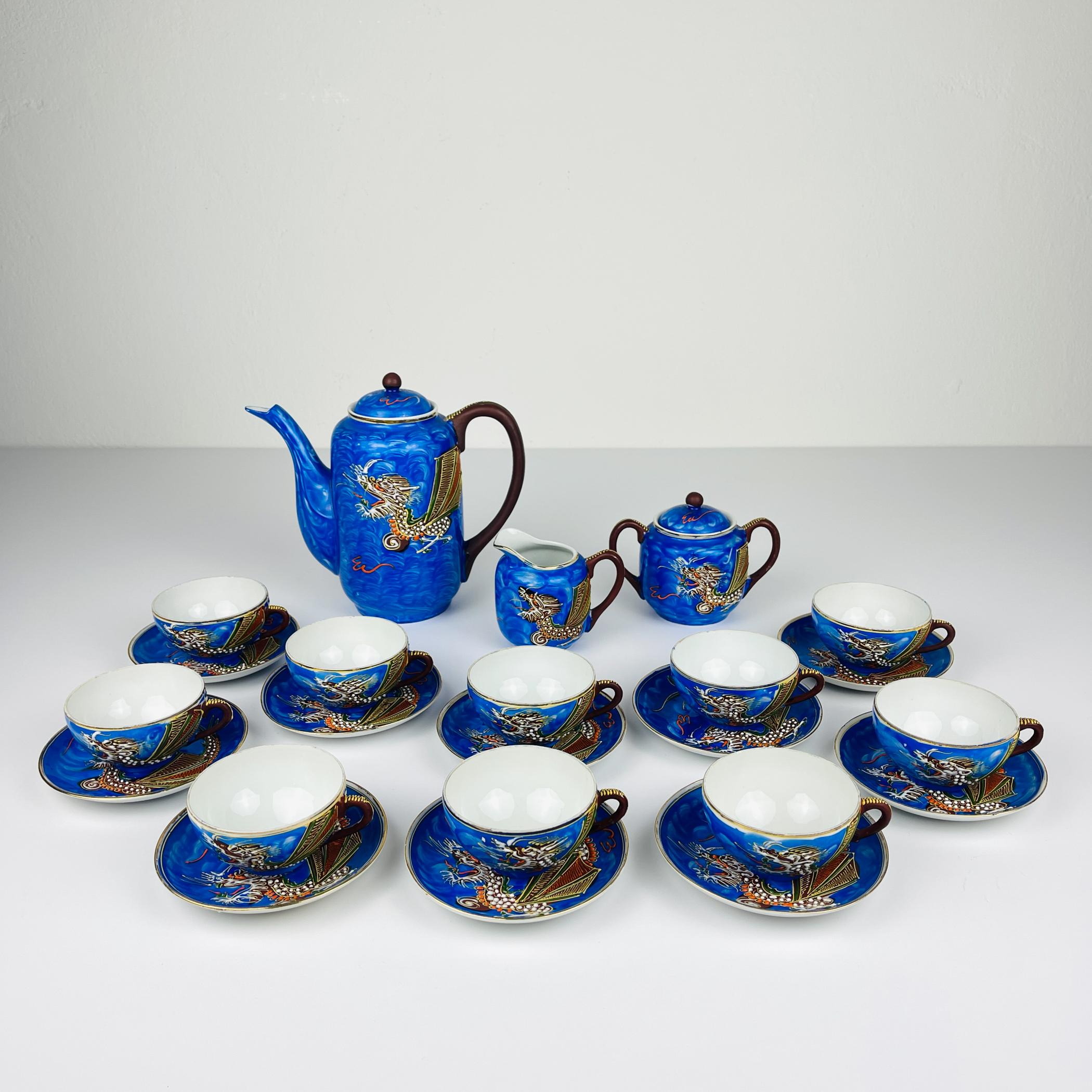 Un magnífico juego de café Blue Dragon: 10 preciosas tazas y platillos antiguos, una cafetera, un azucarero con tapa y una jarra de crema.
Estas hermosas tazas de litofán se crearon por primera vez a finales del siglo XIX. Las tazas son finas, y el