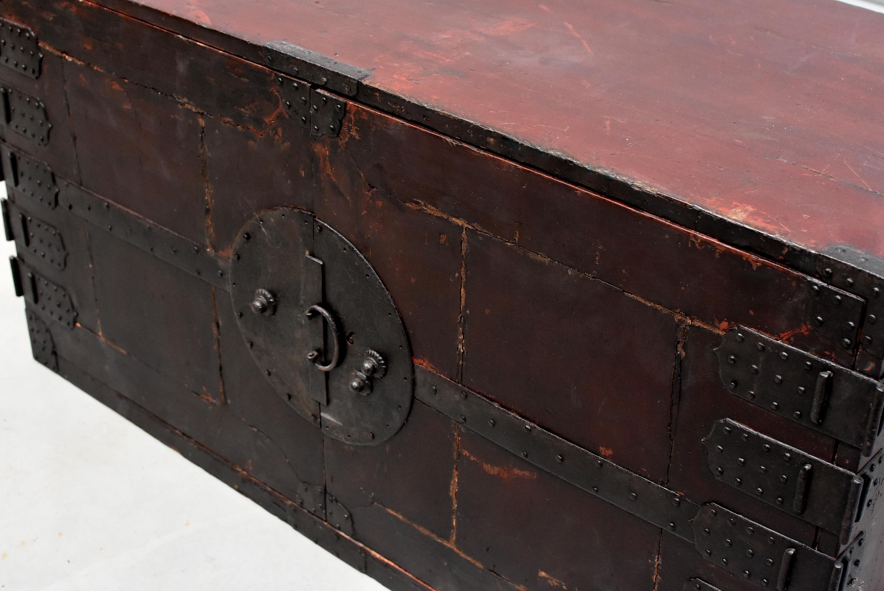 Vintage Japanese Low Tansu Chest with Iron Hardware In Good Condition In Somis, CA