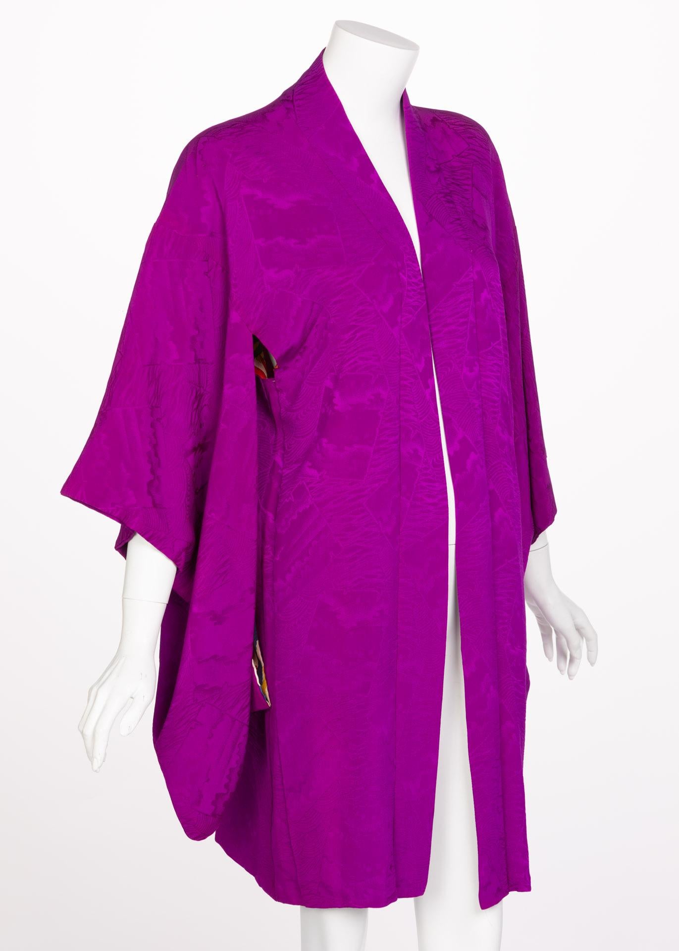 Japanischer Vintage-Kimono mit megantafarbigem Seidendruck (Violett) im Angebot