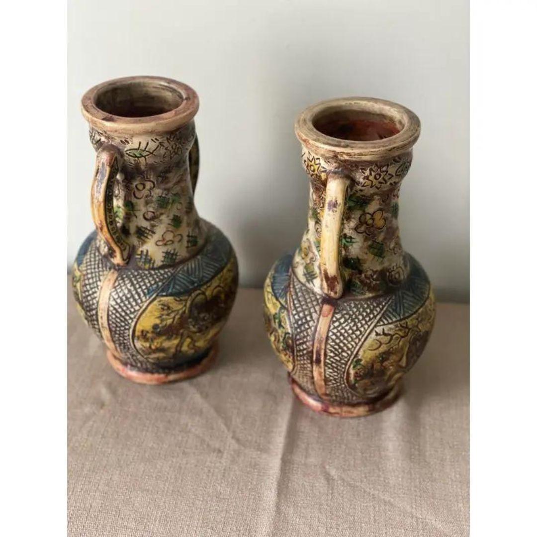 Vase à double poignée en poterie japonaise vintage. Superbe vase à double anse. Poterie majolique de style persan avec fleurs et oiseaux. Fabriqué au Japon