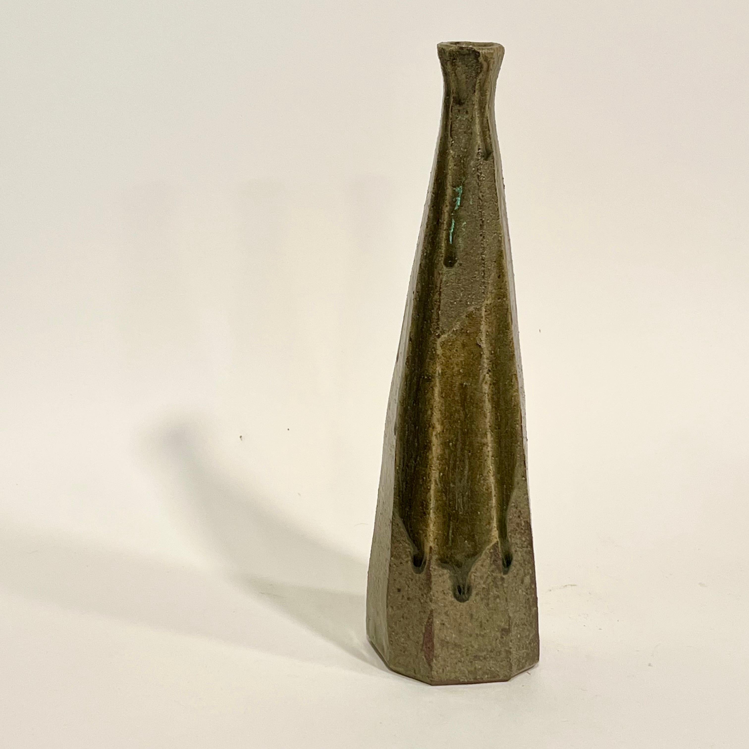 Fantastico vaso alto Mashiko di un ceramista giapponese sconosciuto degli anni 1950/60 circa. Belle le gocce di cenere e la forma. Da una grande collezione giapponese di questo periodo. 