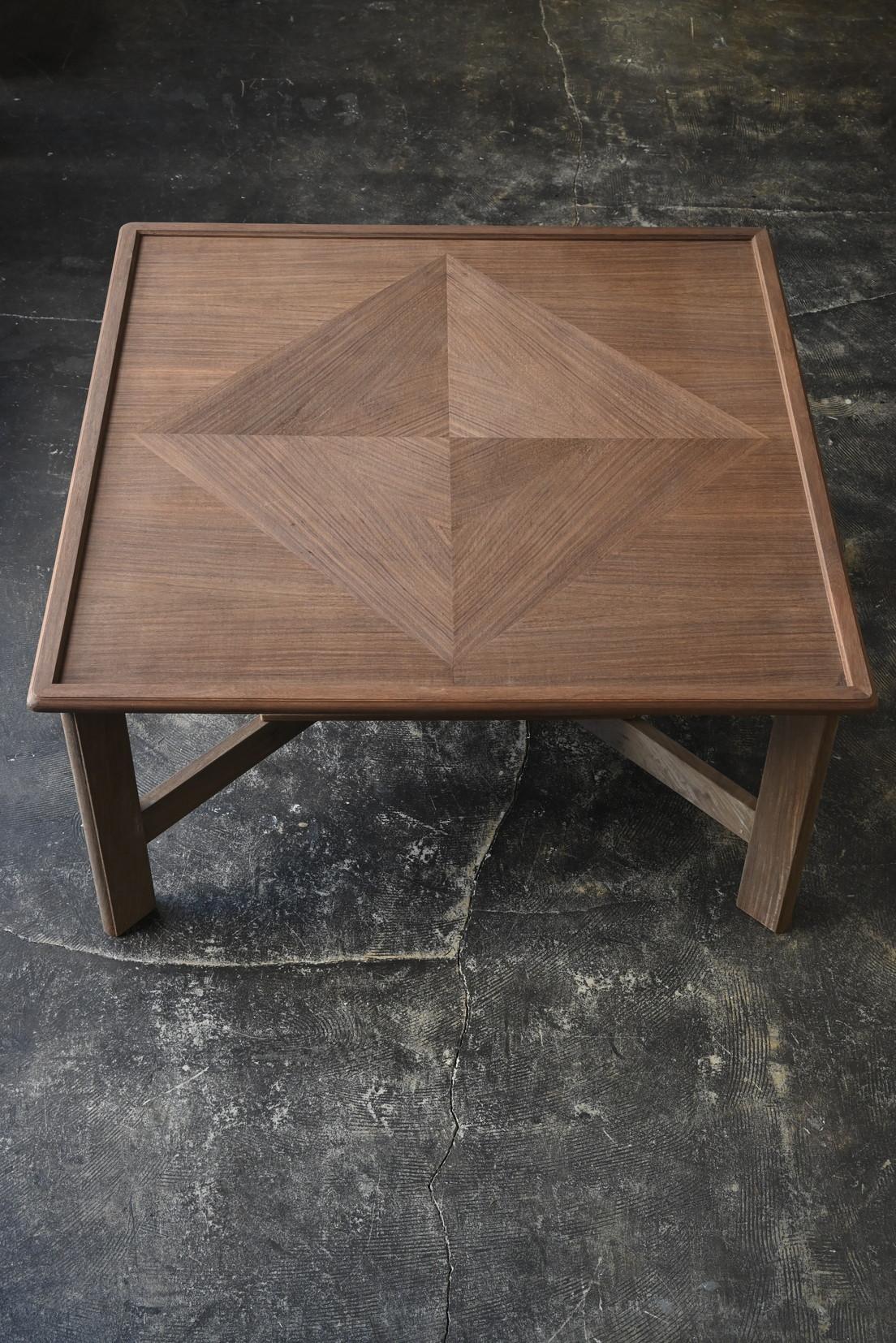 Esta mesa baja se fabricó en Japón entre las décadas de 1970 y 1990. Tras el periodo de rápido crecimiento económico, el estilo de vida japonés cambió radicalmente, pasando de los espacios vitales basados en el tatami a las habitaciones de estilo