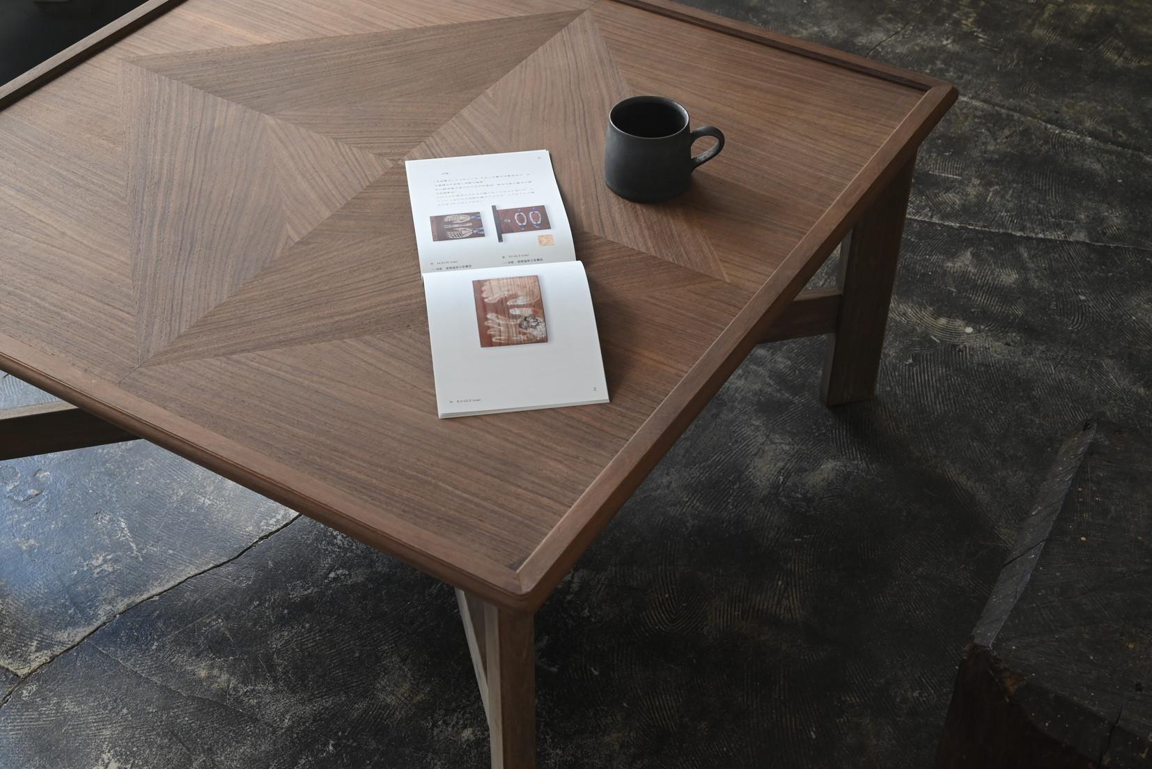 Mesa japonesa vintage de diseño moderno / 1950-1990 / Montada Japonés en venta