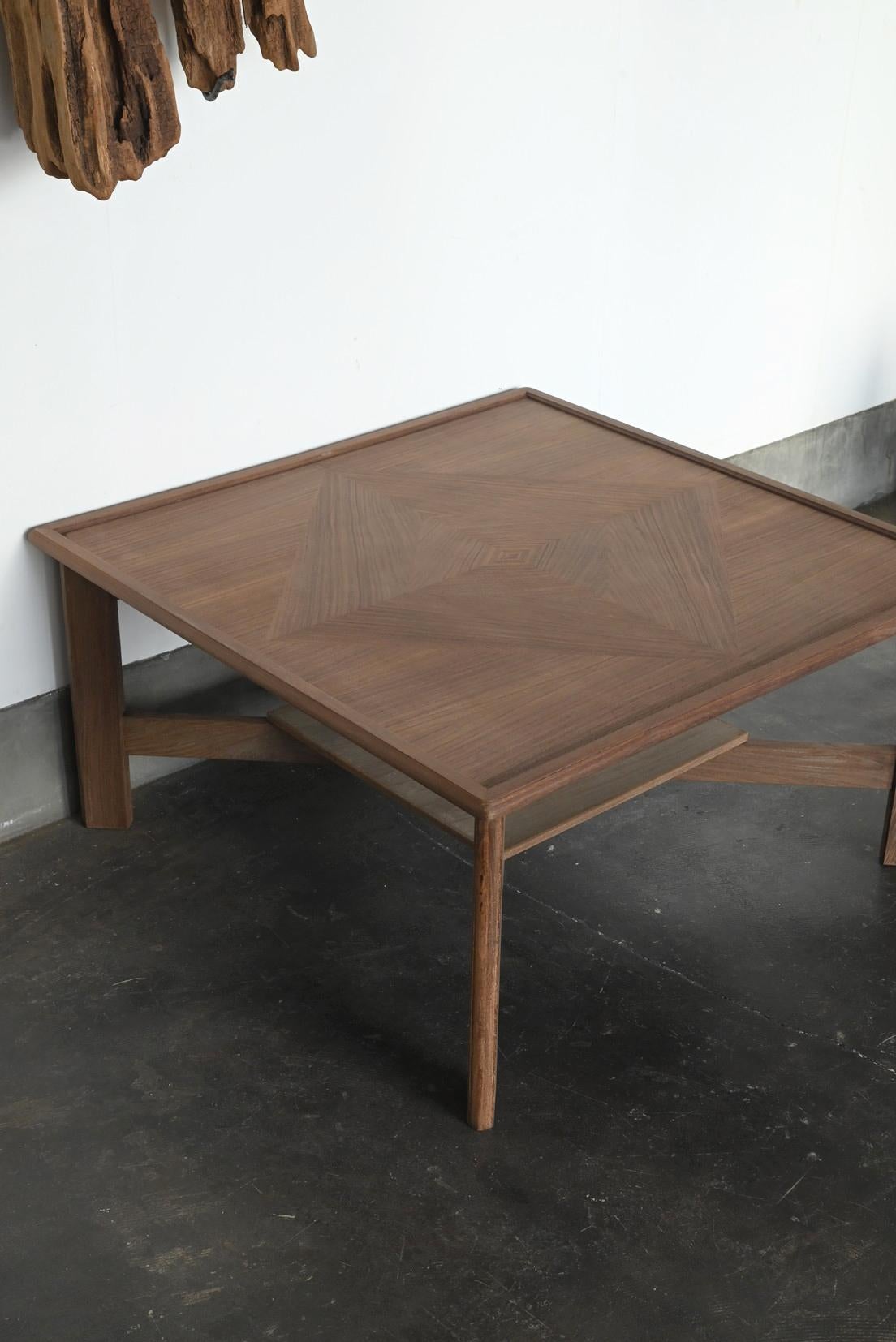 Mesa japonesa vintage de diseño moderno / 1950-1990 / Montada siglo XX en venta