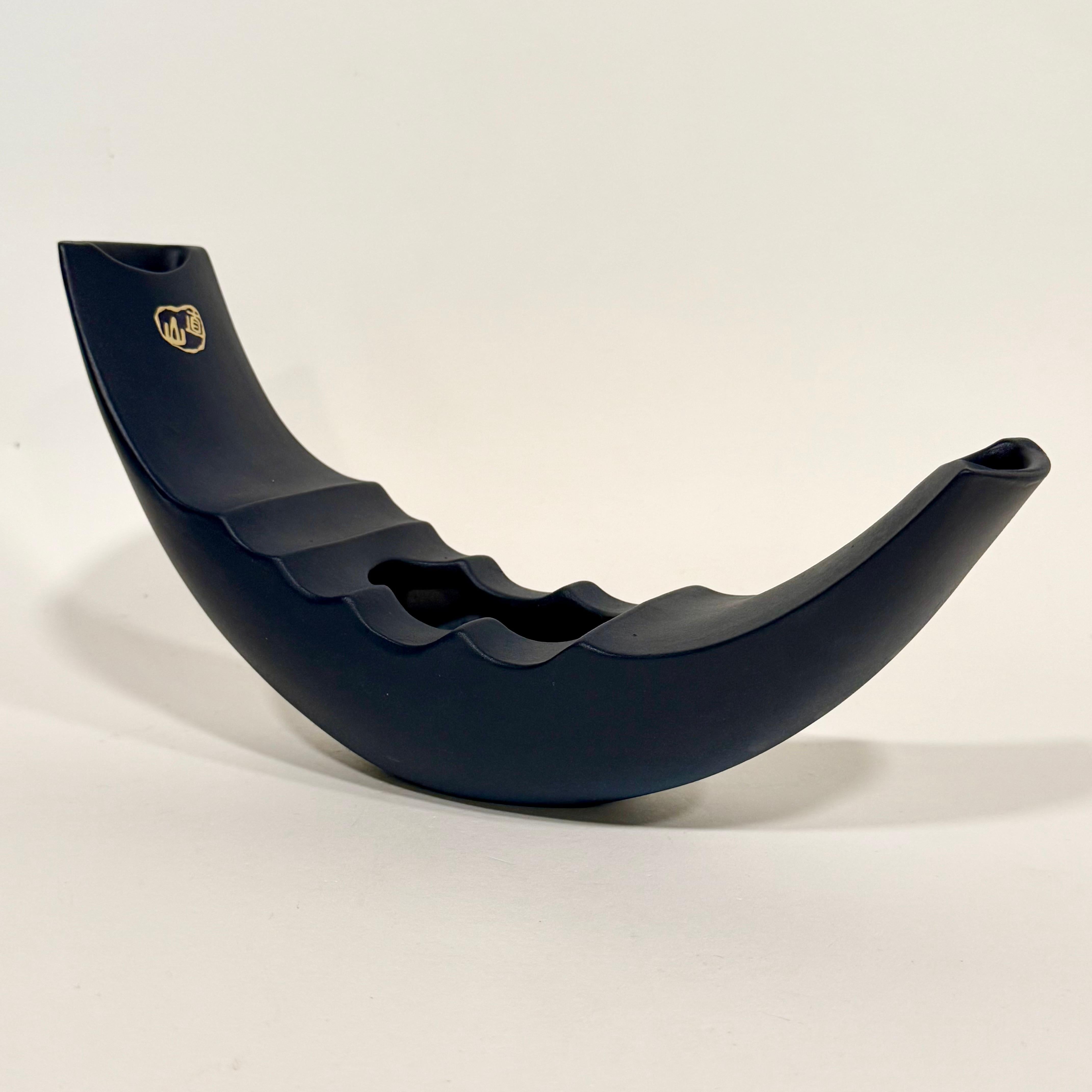 Spettacolare ikebana modernista in ceramica giapponese degli anni '70 circa. Ha una forma incredibile e conserva ancora l'etichetta originale del forno. Bellissimo smalto blu opaco. 