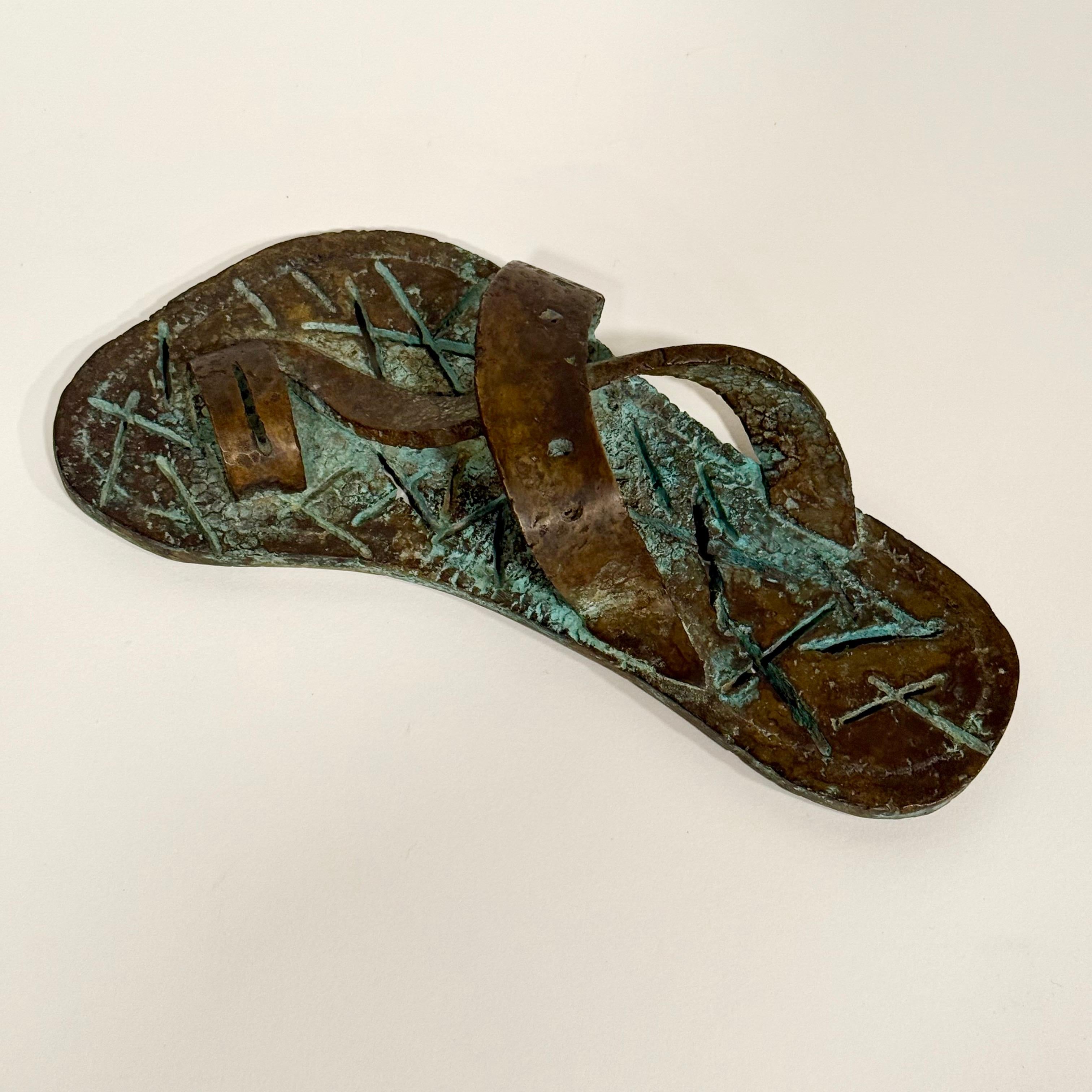 Fantastica infradito/sandalo modernista in bronzo massiccio di un artista giapponese sconosciuto degli anni '60 circa. Acquistato in Giappone. Firmato dall'artista, patina sorprendente in tutto il suo insieme. Dettagli incredibili.