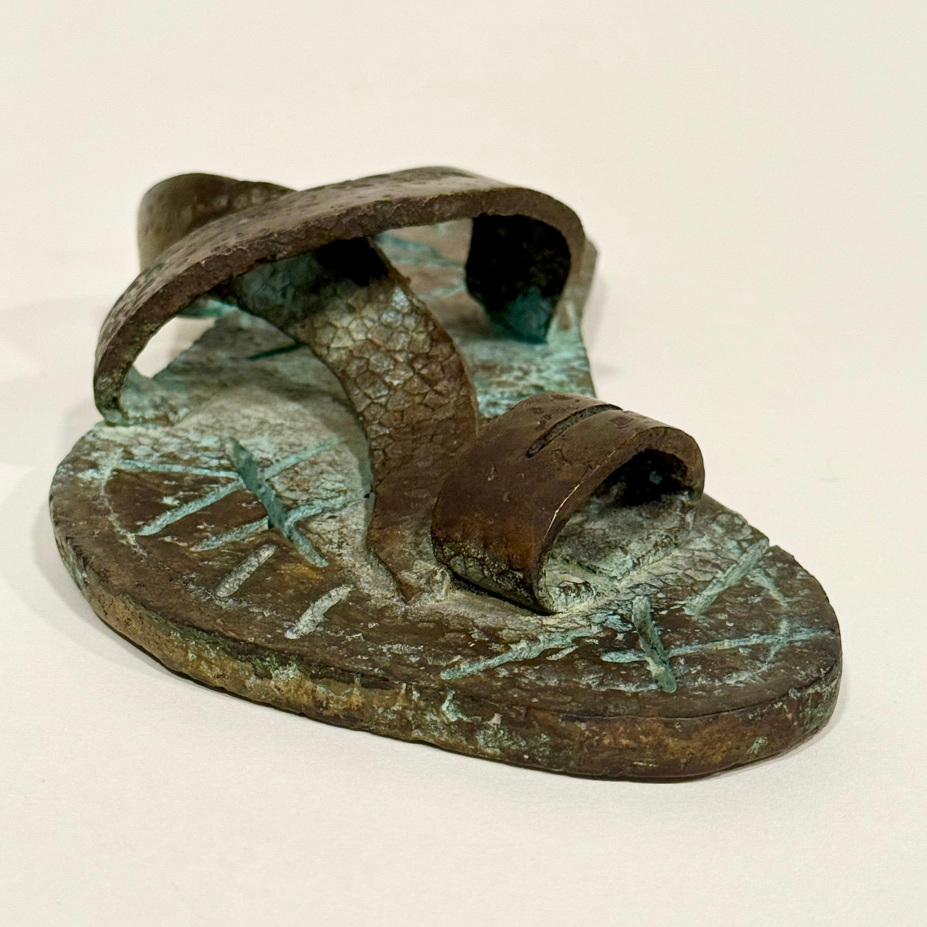 Moderno Scultura di sandalo giapponese d'epoca in bronzo modellato, anni 60 ca. in vendita