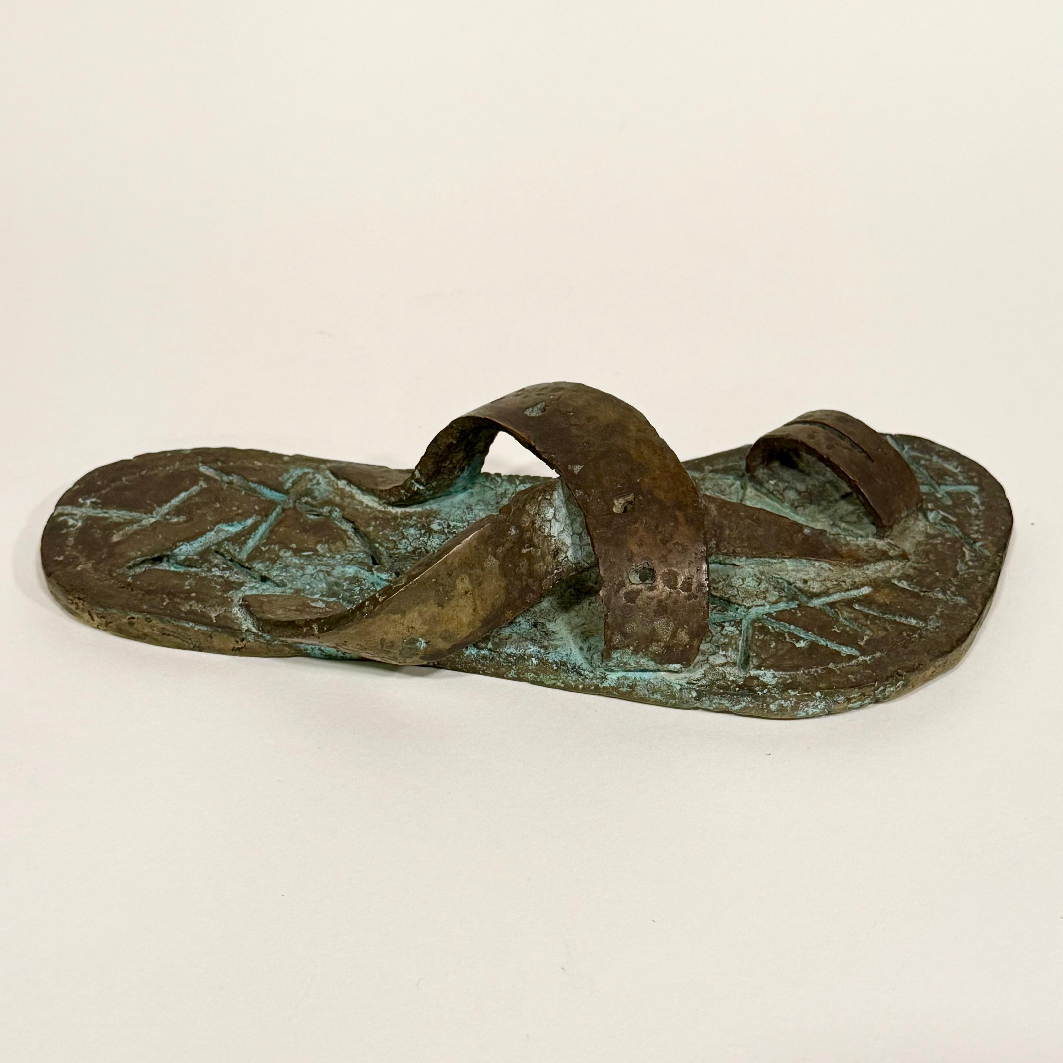 Bronzo Scultura di sandalo giapponese d'epoca in bronzo modellato, anni 60 ca. in vendita