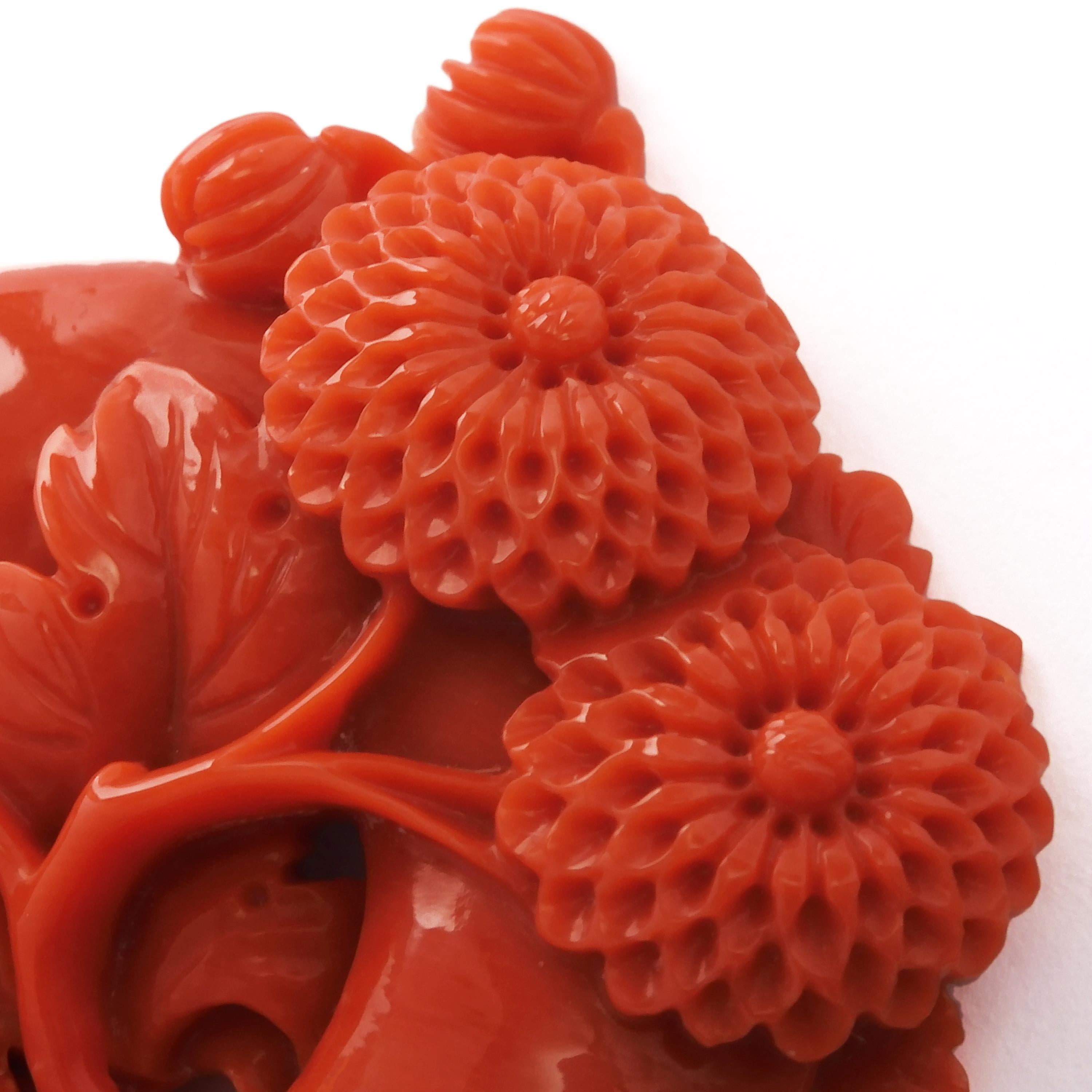 This vintage Japanese Momoiro Sango Coral carved plate features pretty pom pom mum. Chrysanthemum flower is a traditional pattern of Japanese art and crafts. This is made of high quality material with very little color unevenness. It is thick and