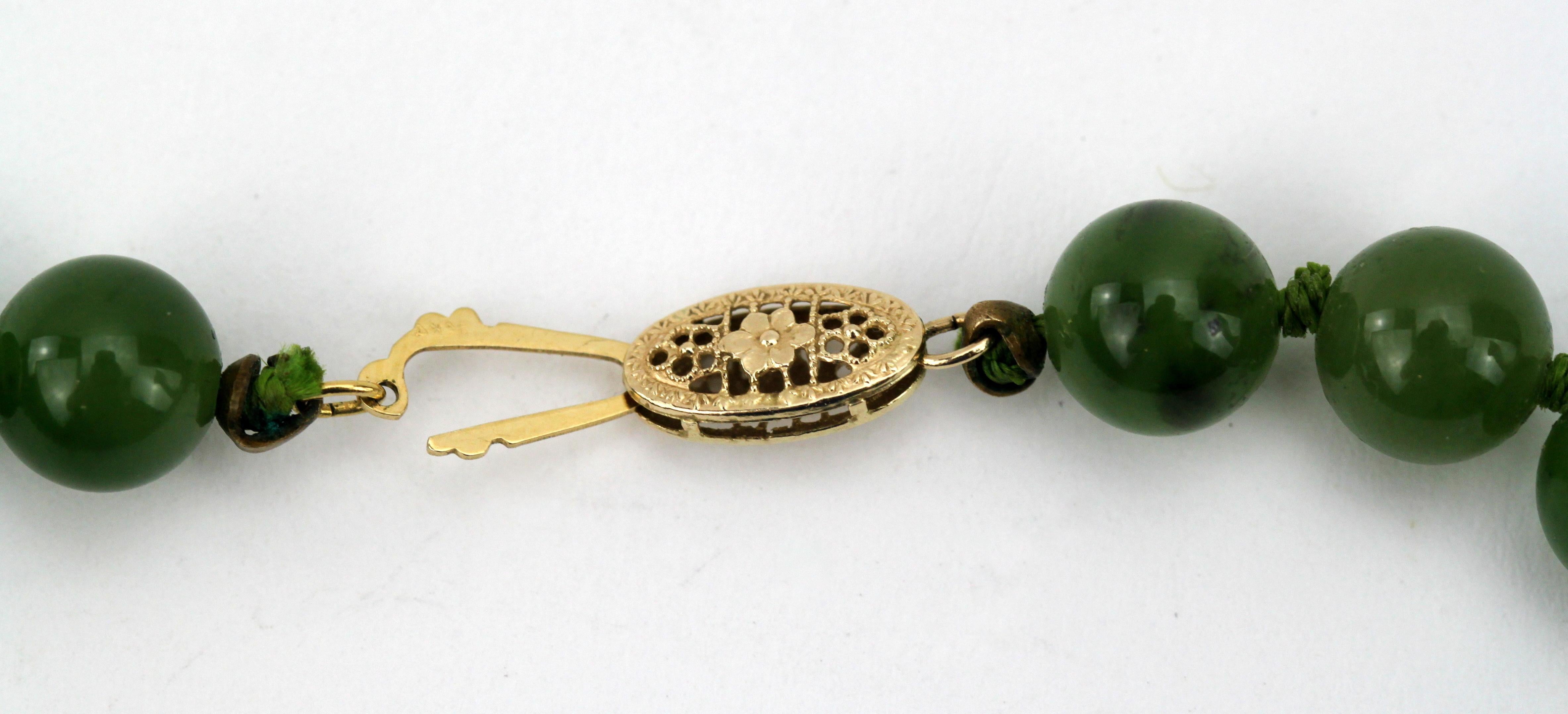 Vintage Japanese Natural Jade Bead Necklace with 14 Karat Gold Clasp In Good Condition In Braintree, GB