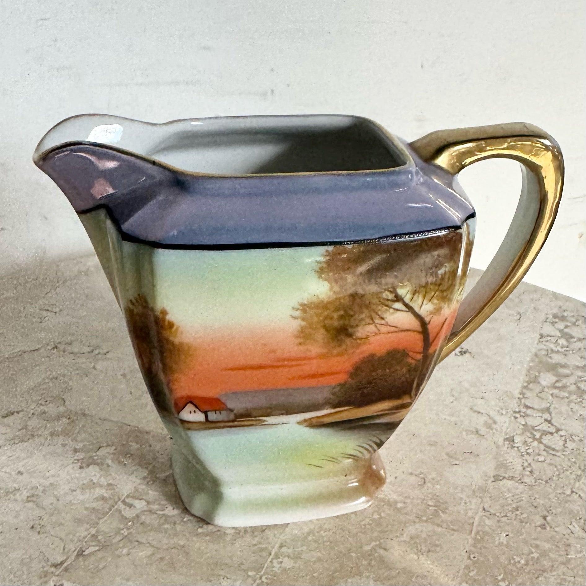 Cremiera d'epoca in porcellana giapponese di Noritake con motivi floreali dipinti a mano e accenti dorati, ideale per il servizio da tè o come pezzo da collezione.
 
 Vendiamo gli articoli così come sono stati acquistati, senza alcun restauro o