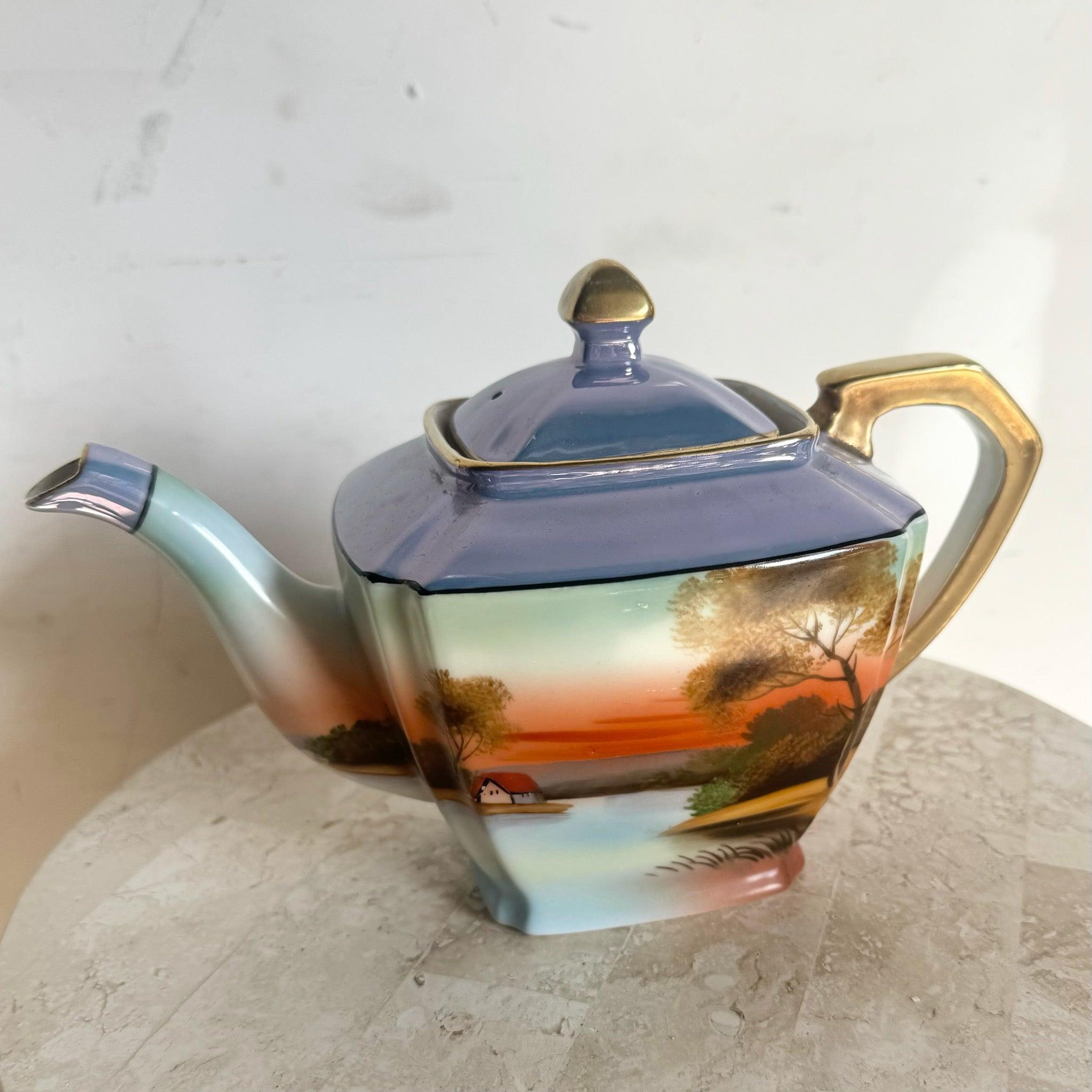 Tetera japonesa vintage de porcelana Noritake con motivos florales pintados a mano y detalles dorados, ideal para servir el té o como objeto de colección.
 
 Vendemos artículos tal y como se adquieren, sin restaurar ni reparar. Las piezas antiguas