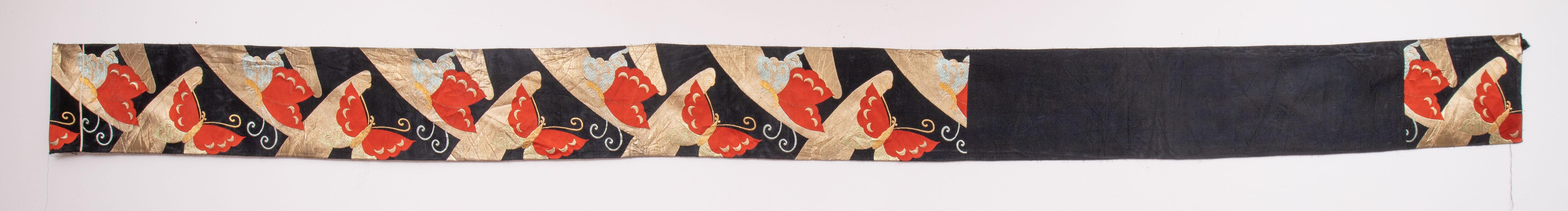 An obi in very good condition that can be utilized as a table runner, wall hanging.