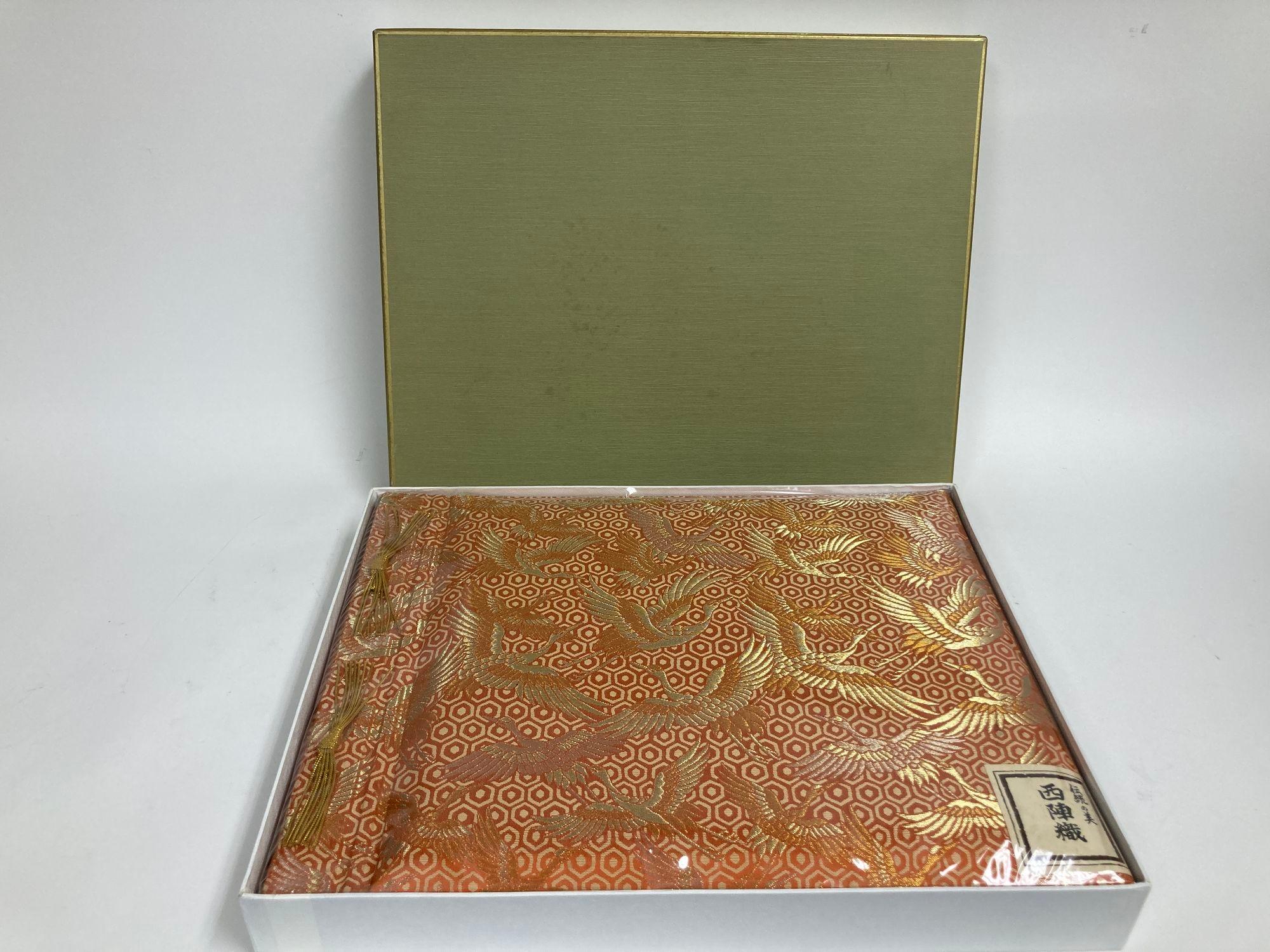 Japanische Vintage-Hochzeits-Foto album in Box aus orangefarbener Seide mit Stickerei im Angebot 10