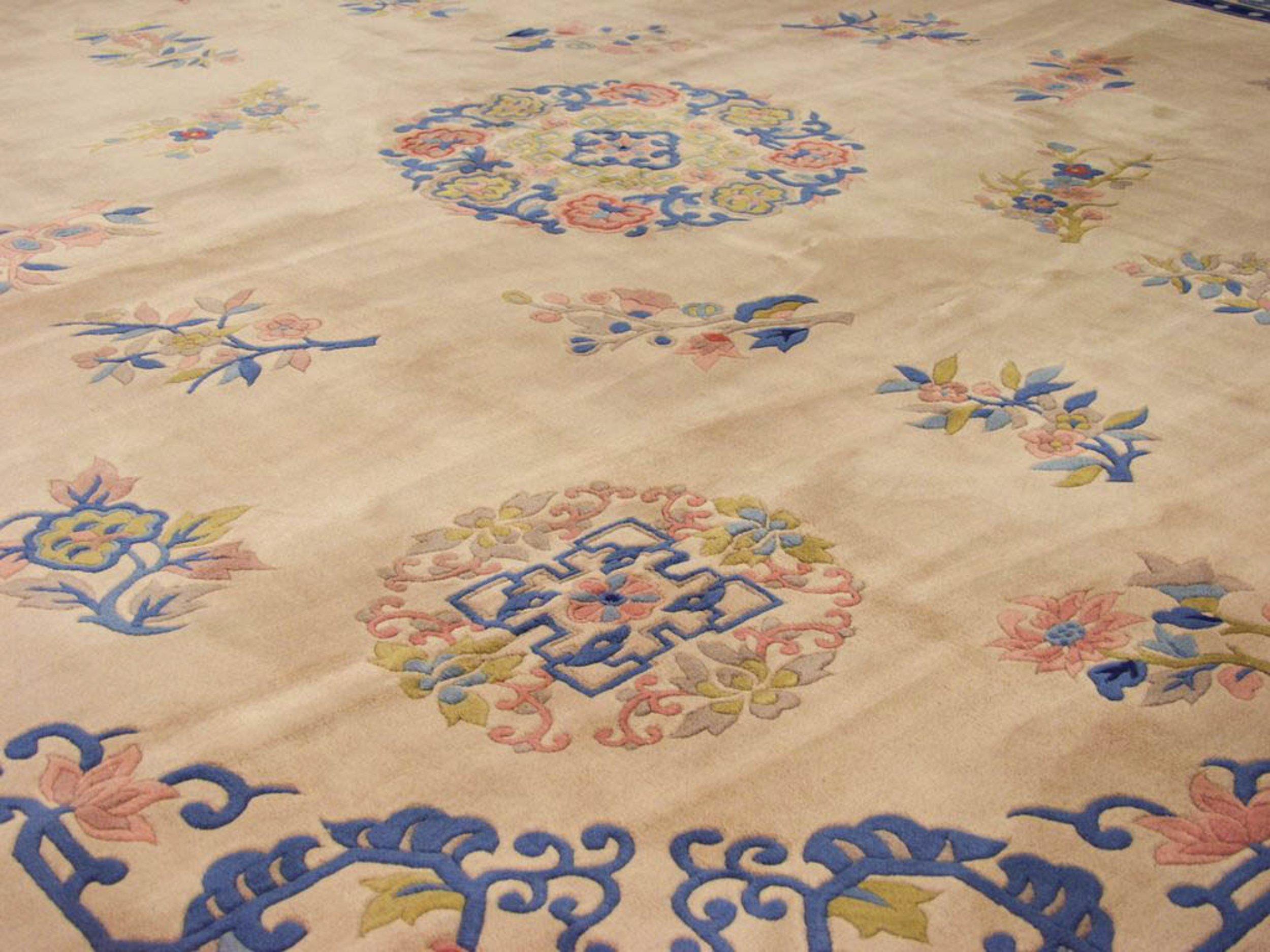 Quadratischer Vintage-Teppich im japanischen Peking-Design im Zustand „Gut“ im Angebot in Katonah, NY