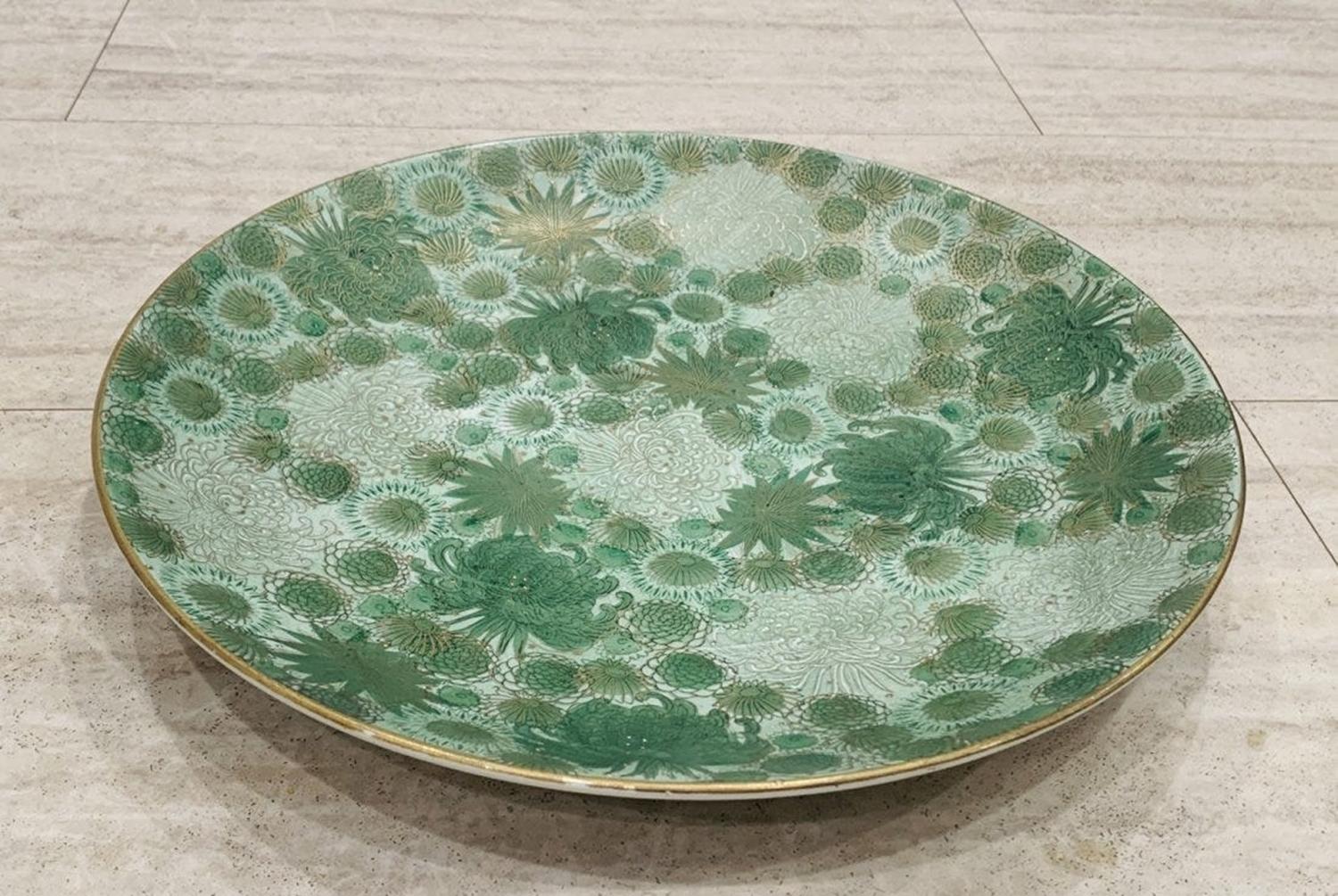 Vintage or antique charger or plater made in Japan and marked Genuine Kutani.

The piece has beautiful details, free foliage and flowers with gold accents.

The piece is in excellent condition, no chips, or brakes.

Measurements:
18 inches in