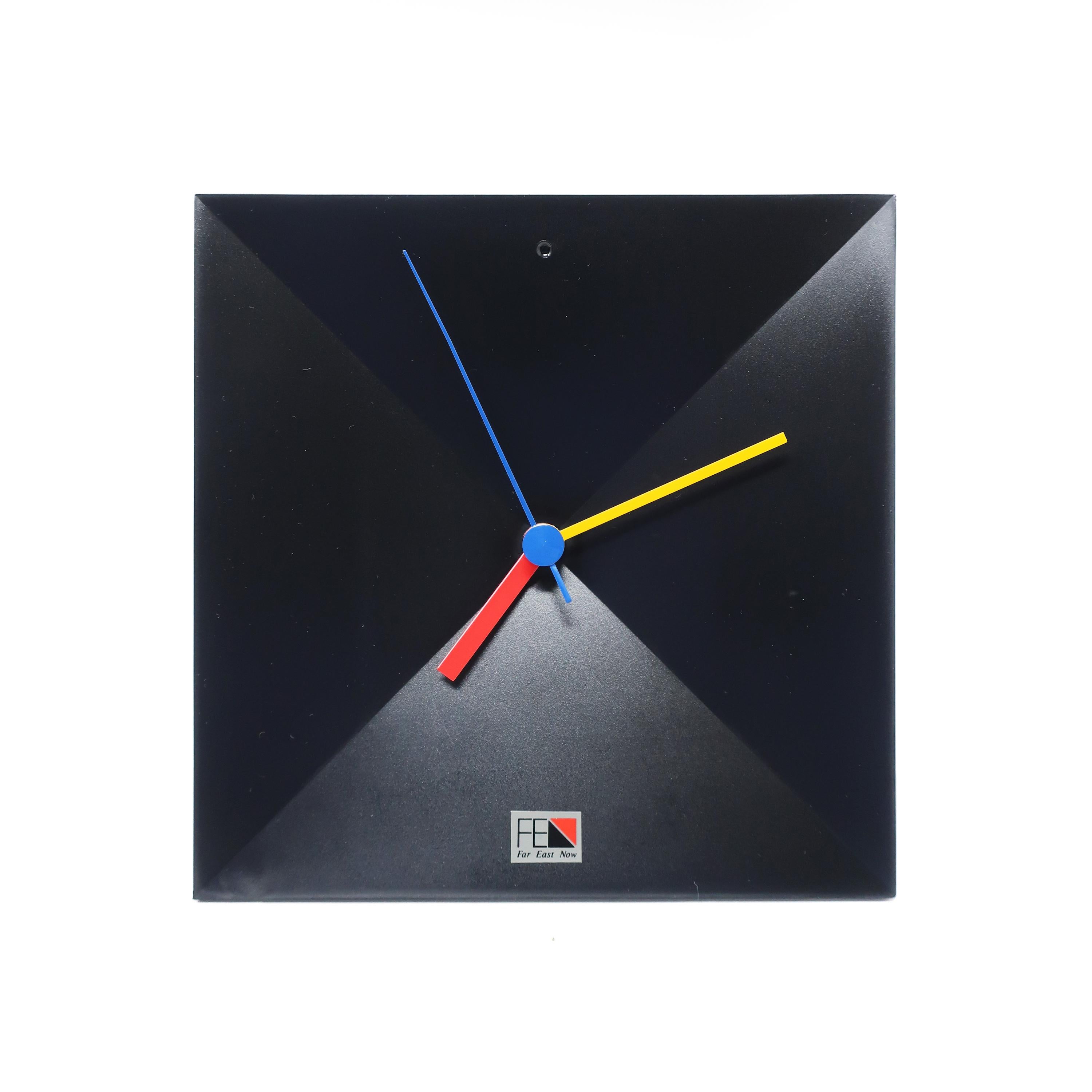 Une horloge de table ou de bureau noire des années 1980 aux accents jaunes, rouges et bleus. Le fabricant, Shiseido, a capturé l'esthétique postmoderne en utilisant des couleurs primaires, des angles frappants et des lignes sophistiquées. 

En bon