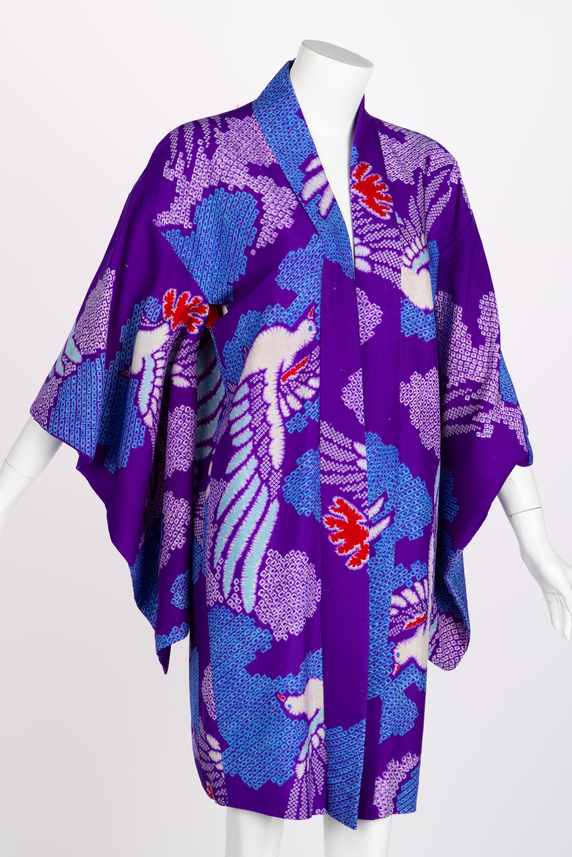 Während die Vielfalt und Besonderheit der Kimonoarten komplex sein kann, ist der Schnitt eines Kimonos bewusst einfach gehalten. Minimale Nähte lassen die Schönheit des Stoffes ungehindert durch Abnäher und Biesen zur Geltung kommen. Die
