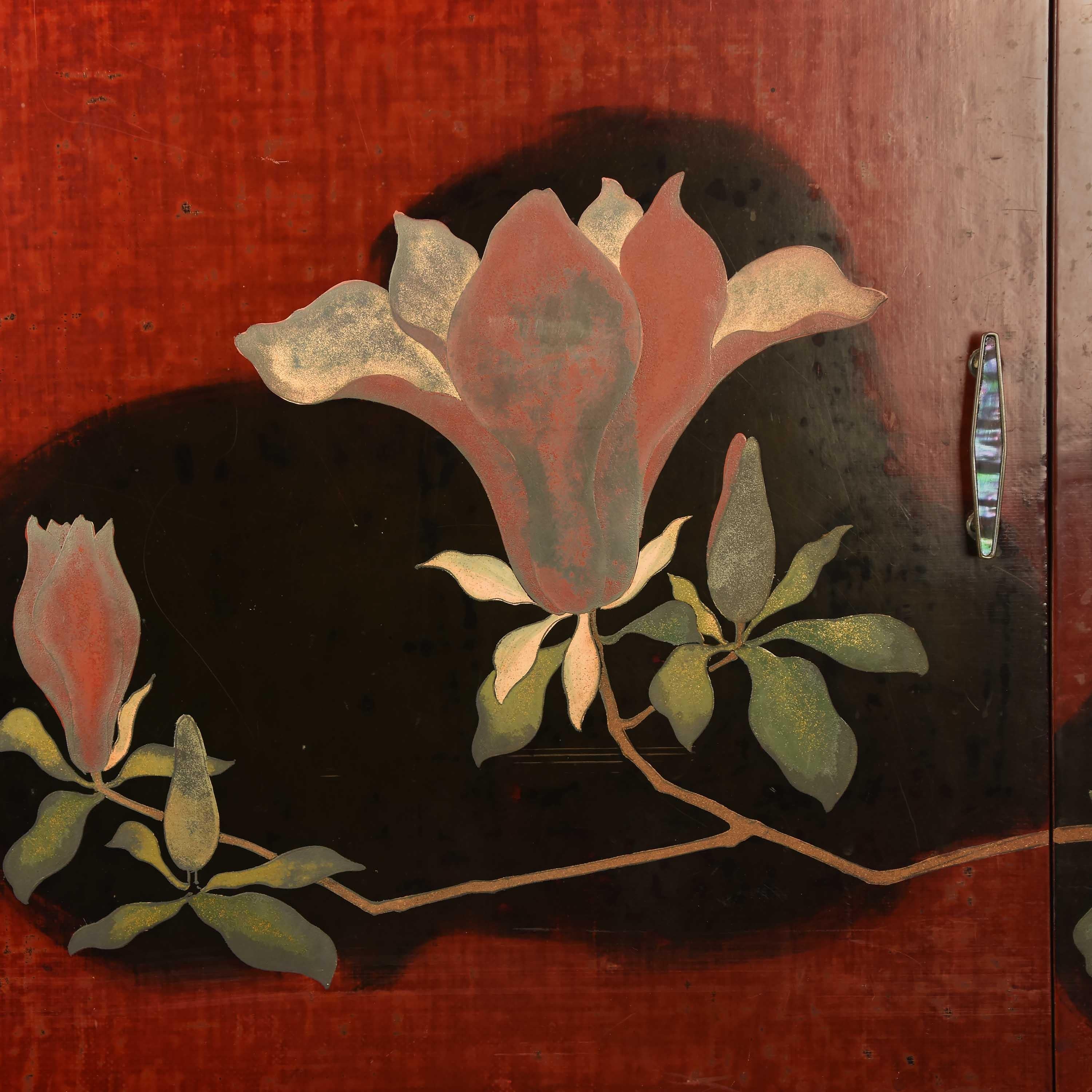 Japanischer rot lackierter Schrank mit Magnolia-Design, Showa-Periode (Lackiert) im Angebot