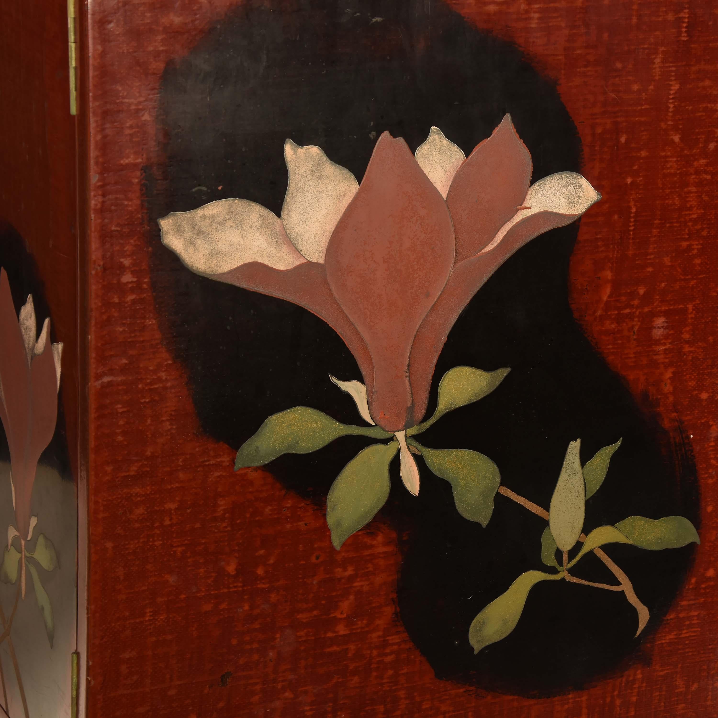 Japanischer rot lackierter Schrank mit Magnolia-Design, Showa-Periode im Angebot 2