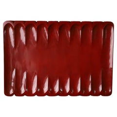 Plateau vintage japonais en laque rouge - Design minimaliste sculpté, 20e siècle