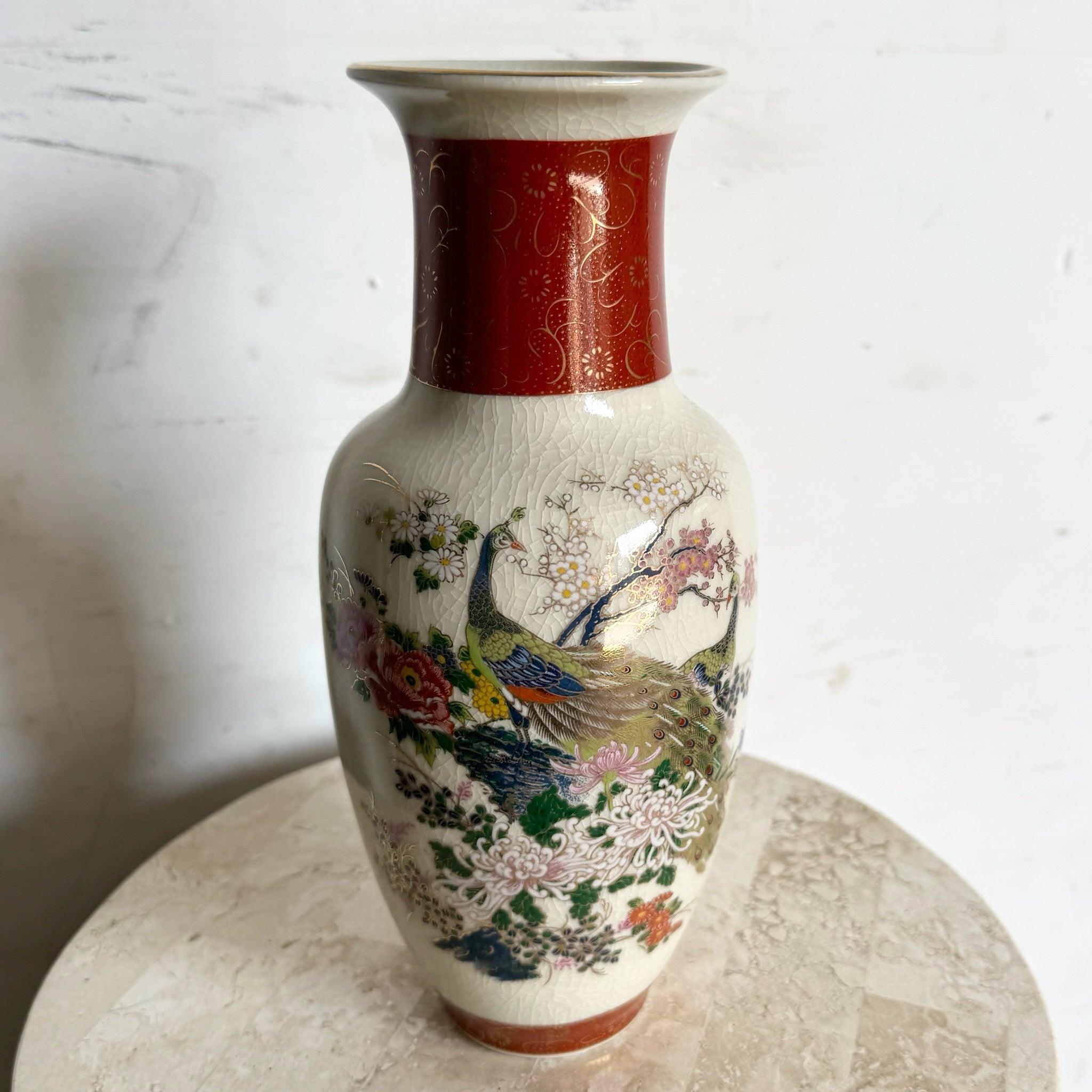 Entdecken Sie die Vintage Vase aus japanischem Satsuma-Porzellan mit handgemalten Pfauen, Craquelé-Glasur und rotem Band mit Goldakzenten. Zeitlose Eleganz!
 
 Wir verkaufen die Gegenstände so, wie sie erworben wurden, ohne sie zu restaurieren oder