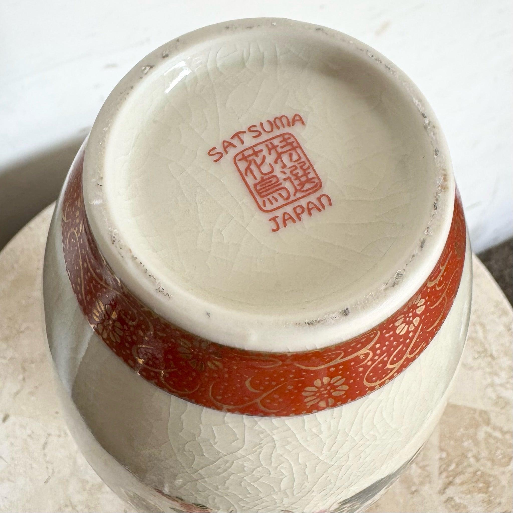 Japanische Satsuma-Porzellanvase im Vintage-Stil im Zustand „Gut“ in Delray Beach, FL