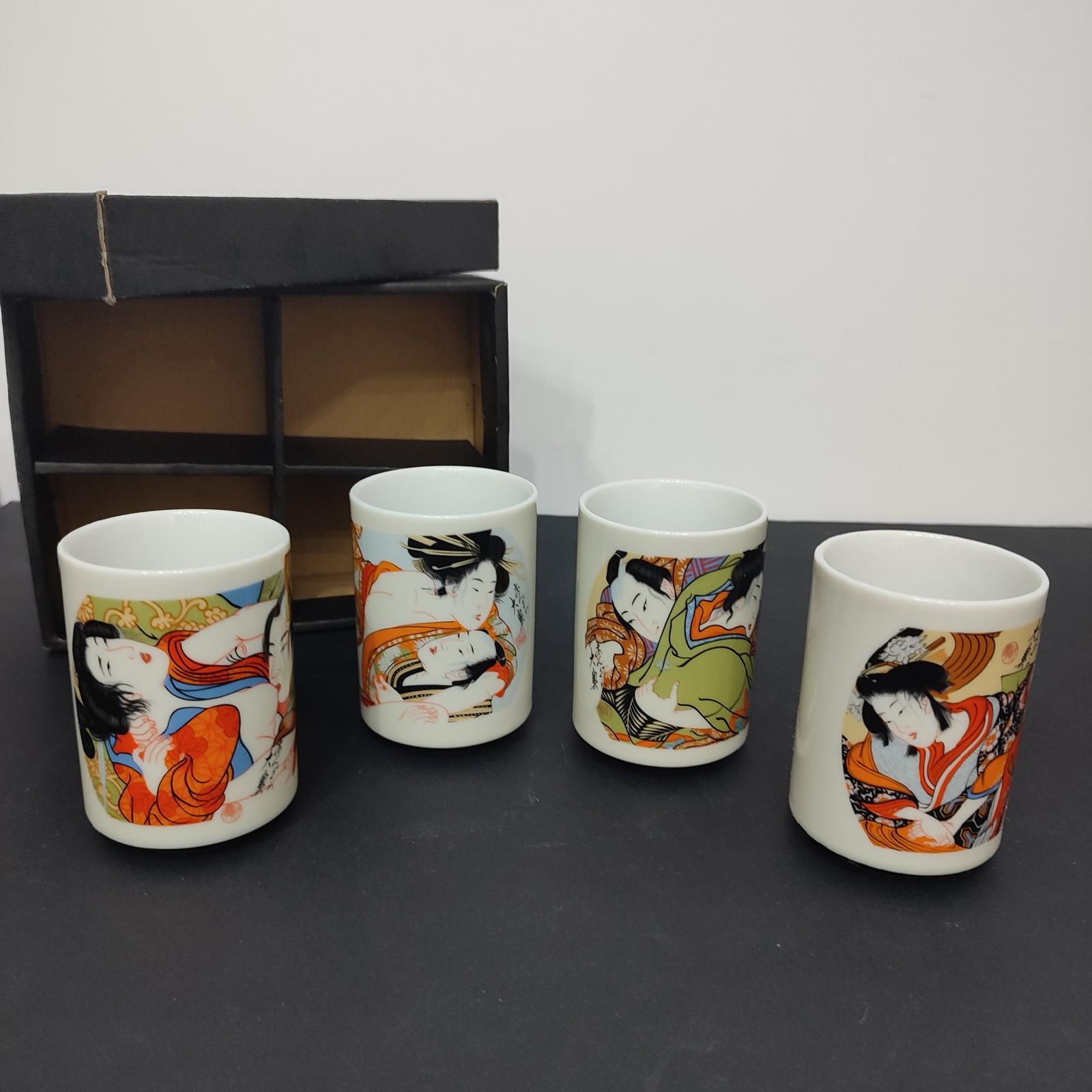 Set vintage giapponese di 4 tazze da sake in ceramica con scene erotiche In condizioni buone a Bochum, NRW