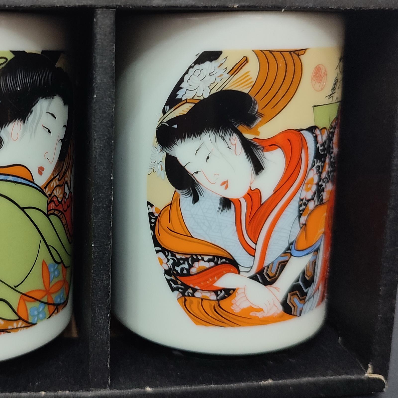 Set vintage giapponese di 4 tazze da sake in ceramica con scene erotiche 3