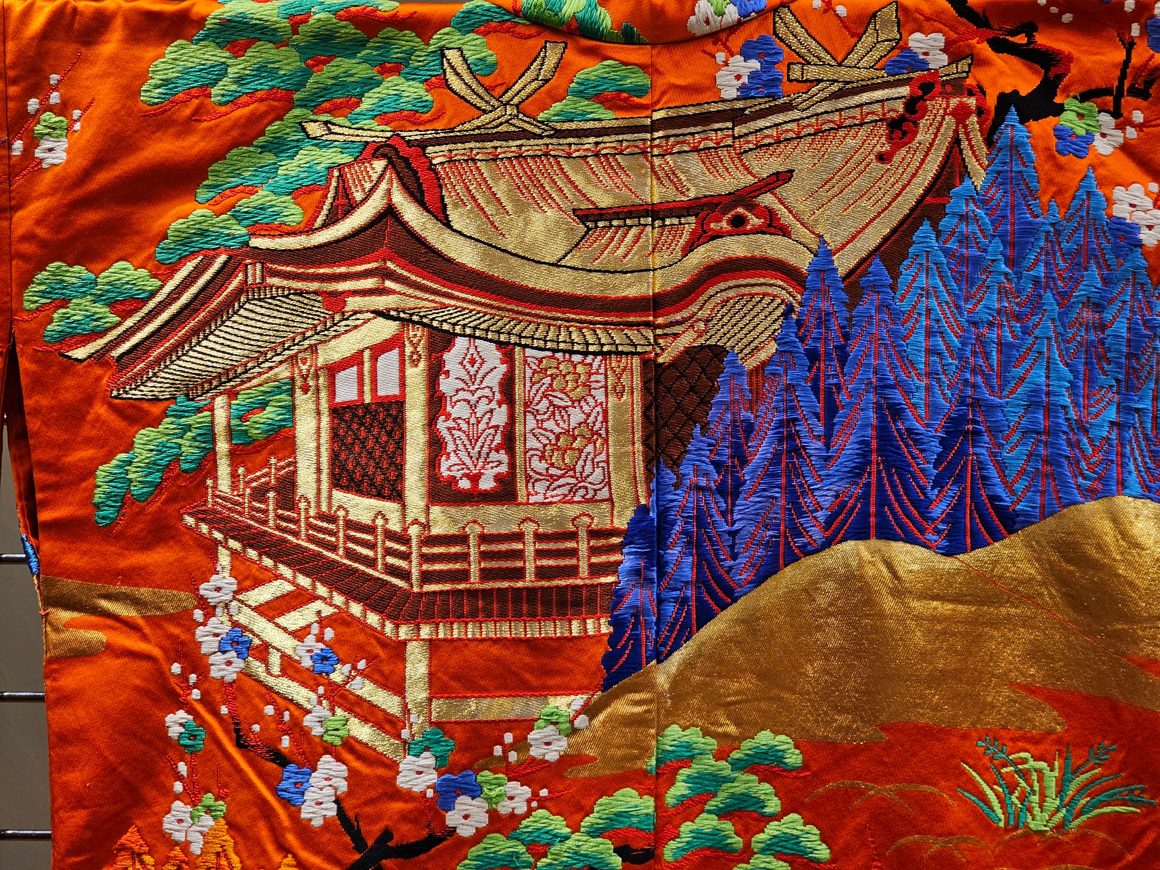 Japanischer zeremonieller Kimono aus Seidenbrokat-Stickerei in Grün, Rot, Blau im Angebot 11